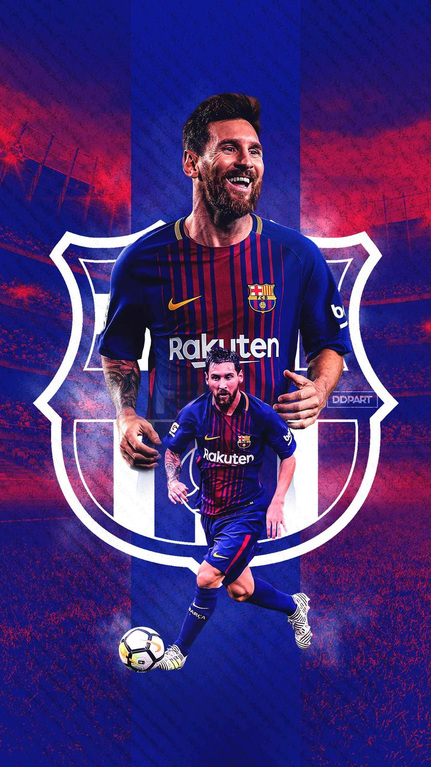 Messi 2022 桌布 壁紙 — 利昂內爾·梅西自豪地微笑，身穿FC巴塞隆納球衣，以動感姿勢和球隊徽章為背景。