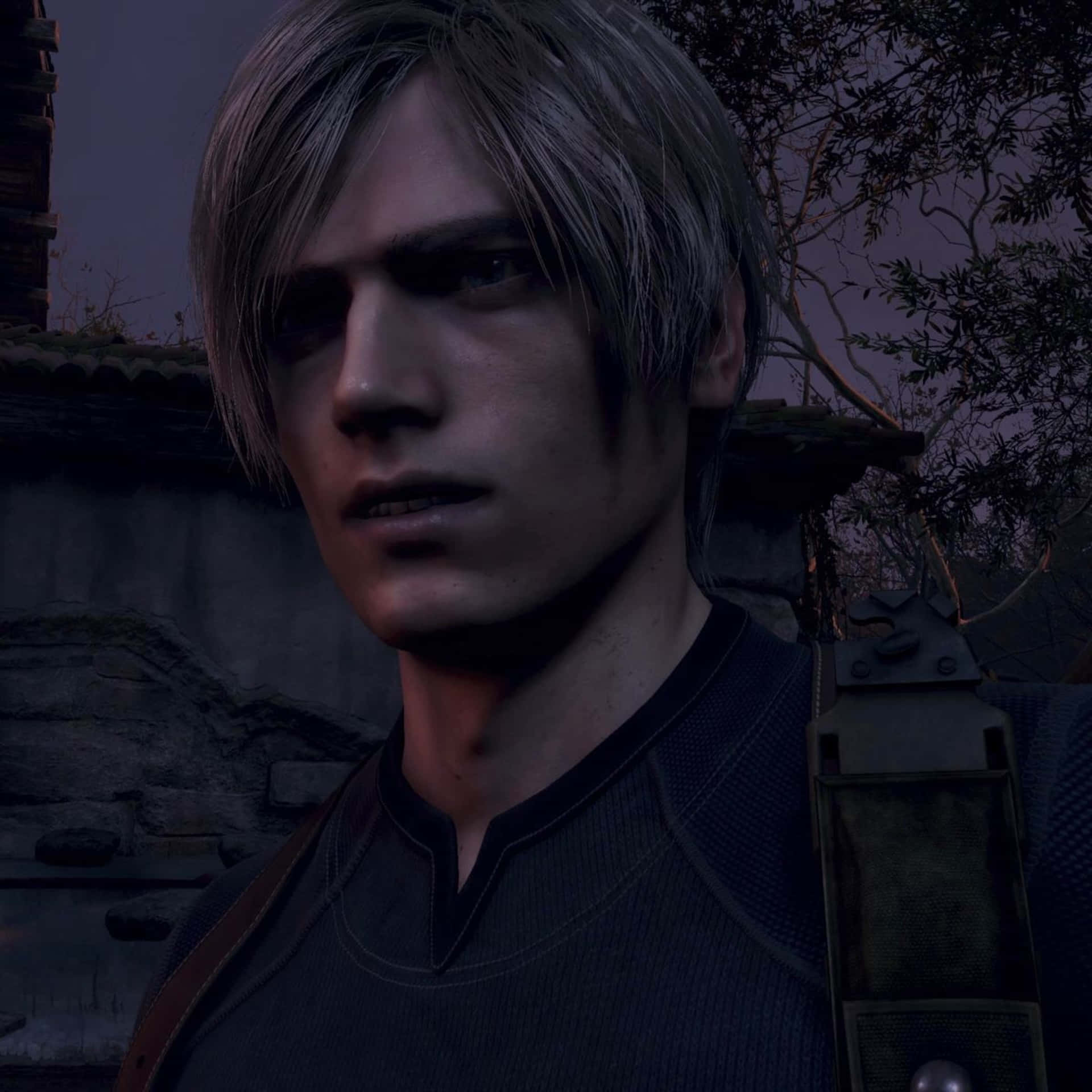  壁紙 — Leon S. Kennedy 的特寫，在昏暗的戶外環境中，後面有石牆和樹木。