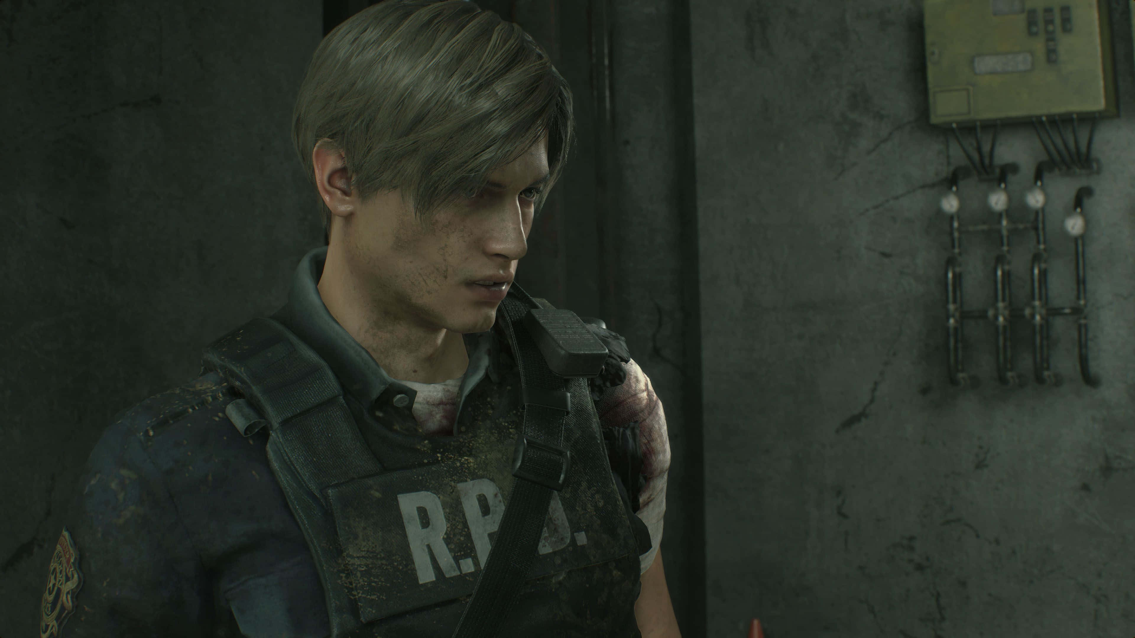 惡靈古堡 桌布 壁紙 — Leon S. Kennedy 在昏暗的混凝土走廊中，穿著骯髒的R.P.D.背心，肩膀沾滿血跡的粗糙特寫。