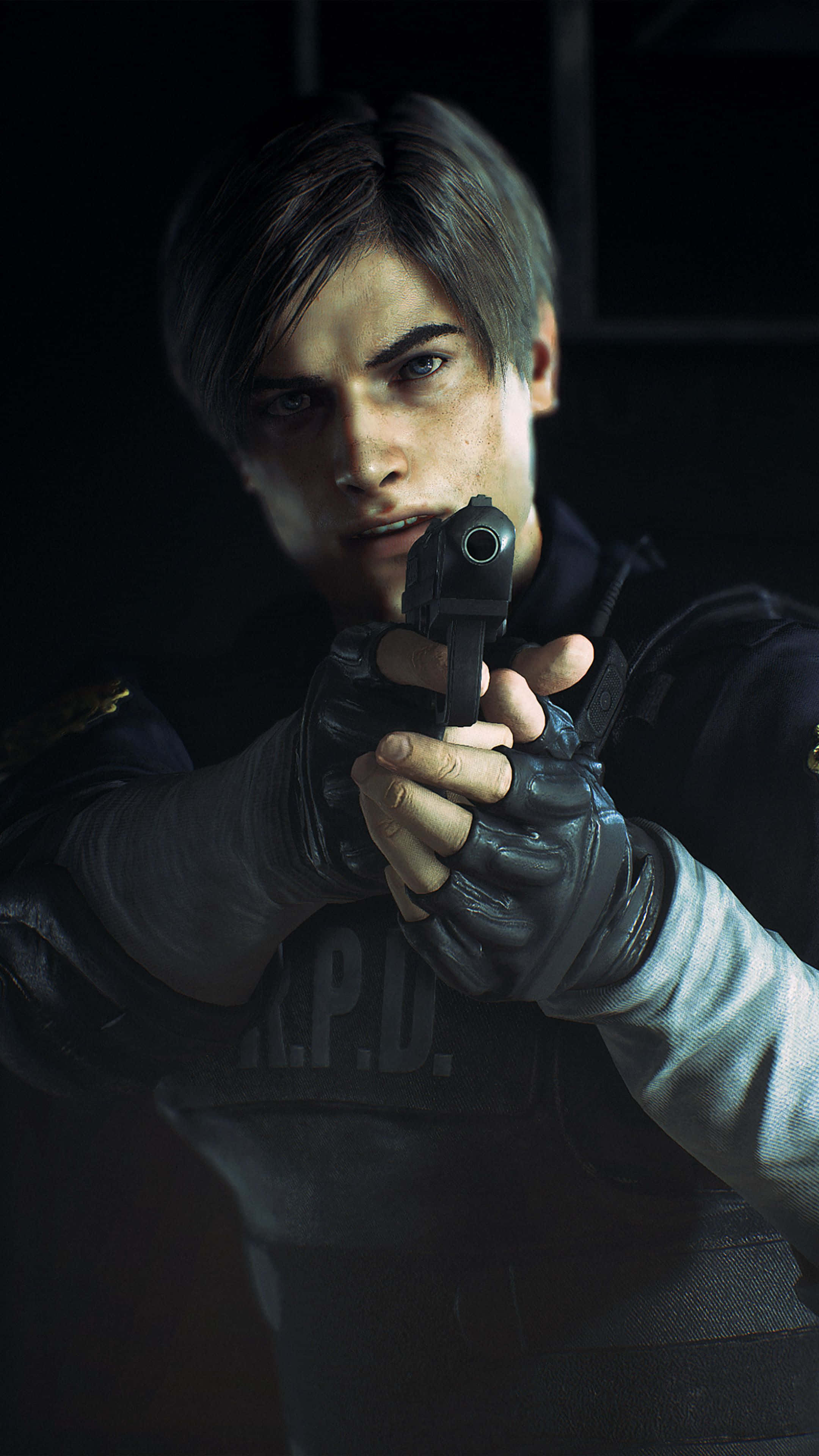 桌布 壁紙 — Leon S. Kennedy 在昏暗的房間中專注地瞄準手槍的緊張特寫。