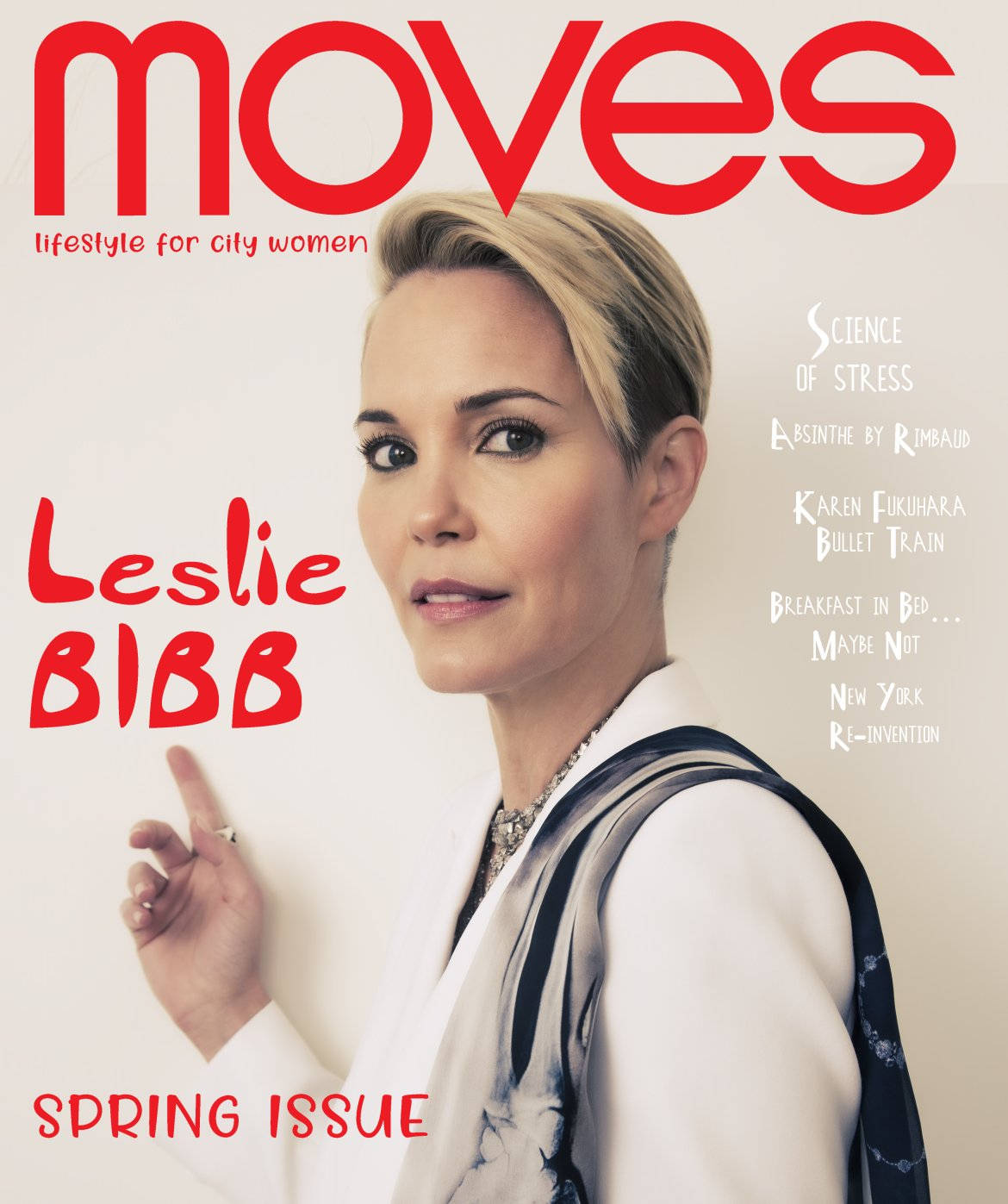 Celebrity 桌布 壁紙 — Leslie Bibb 在乾淨的白色背景前，自信地擺姿勢登上 Moves 雜誌春季號封面。