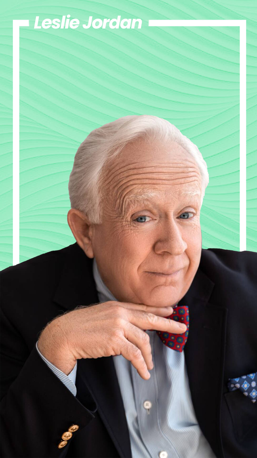 Leslie Jordan 身穿西裝打領結，背景為藍綠色。 — Michael B Jordan 壁紙