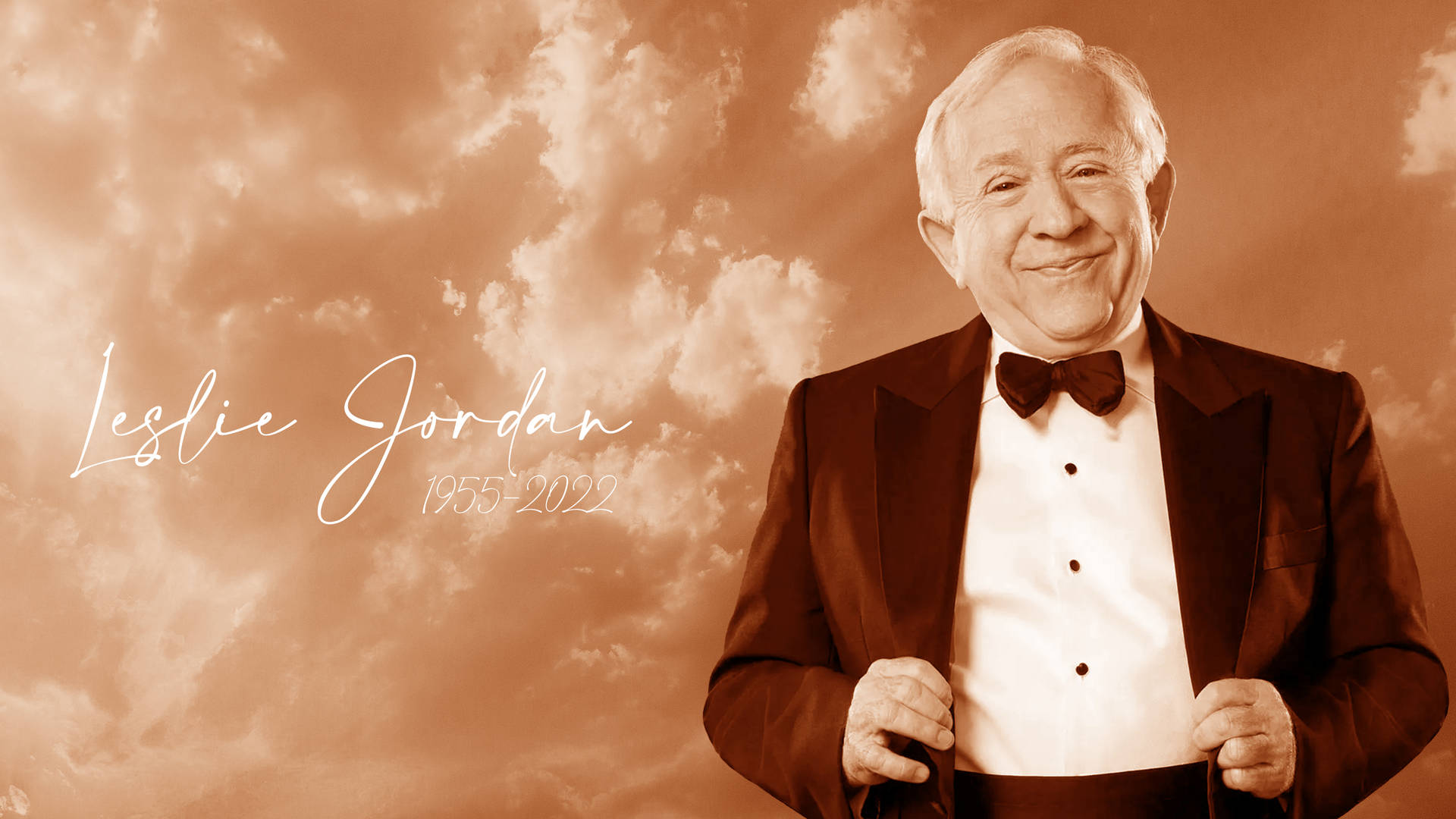 Leslie Jordan 身穿燕尾服微笑，背景為泛黃天空及紀念1955-2022的文字 — Michael B Jordan 壁紙