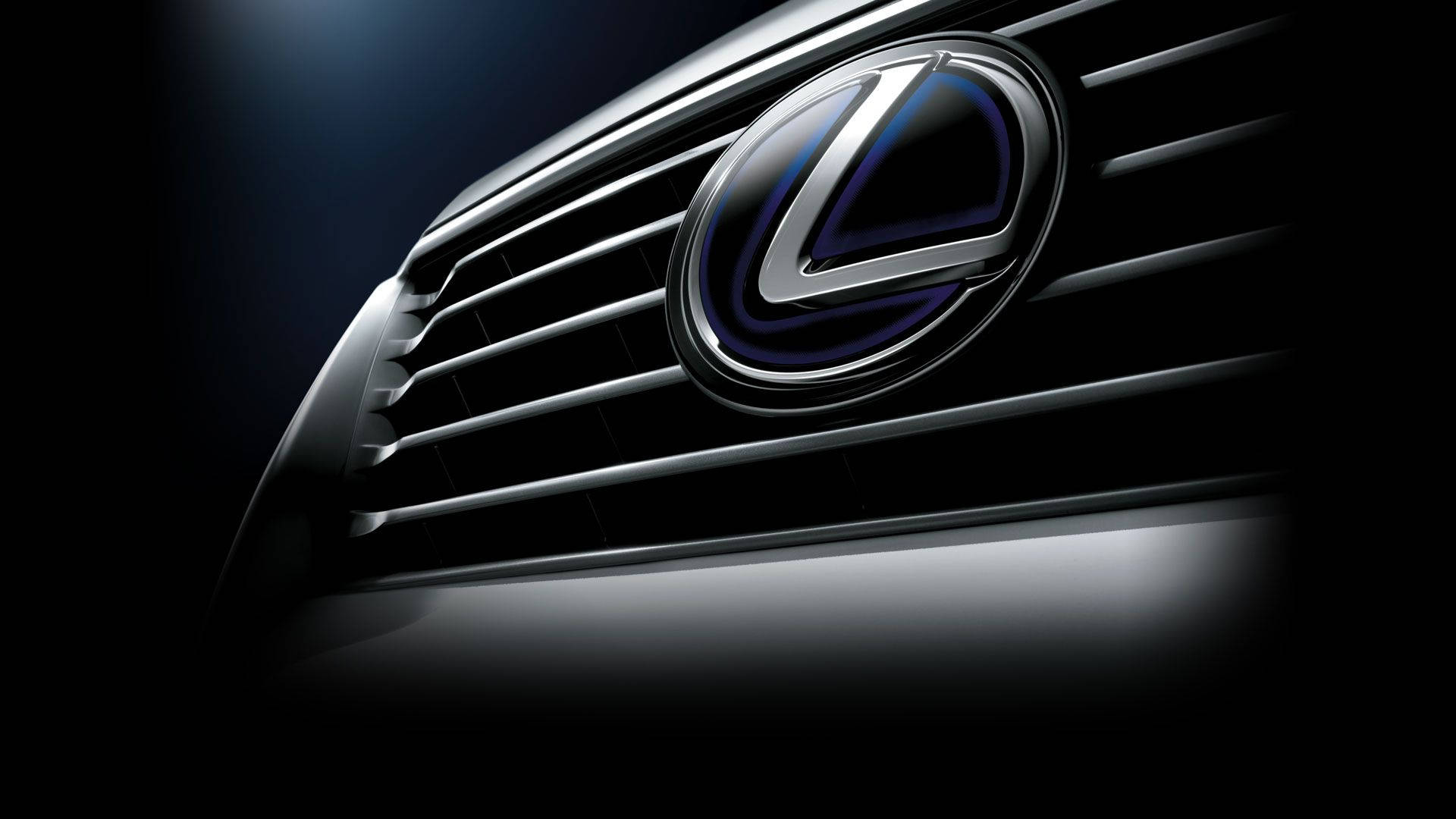 Lexus 標誌 桌布 壁紙 — Lexus 標誌的特寫，在戲劇性的工作室燈光下，藍色光芒映襯著深色格柵。