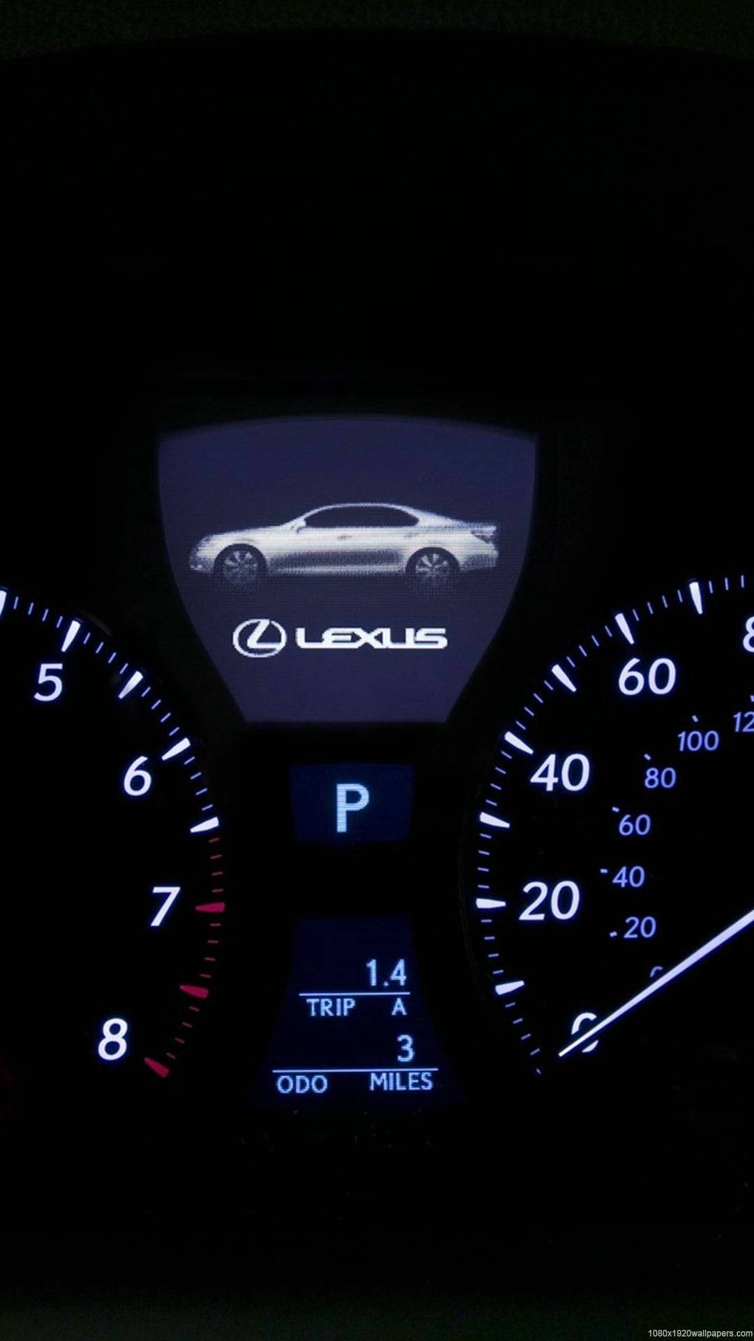 lexus iPhone 桌布 壁紙 — Lexus 汽車發光儀表板的特寫，在黑暗中顯示銀色轎車圖形和停車指示器。