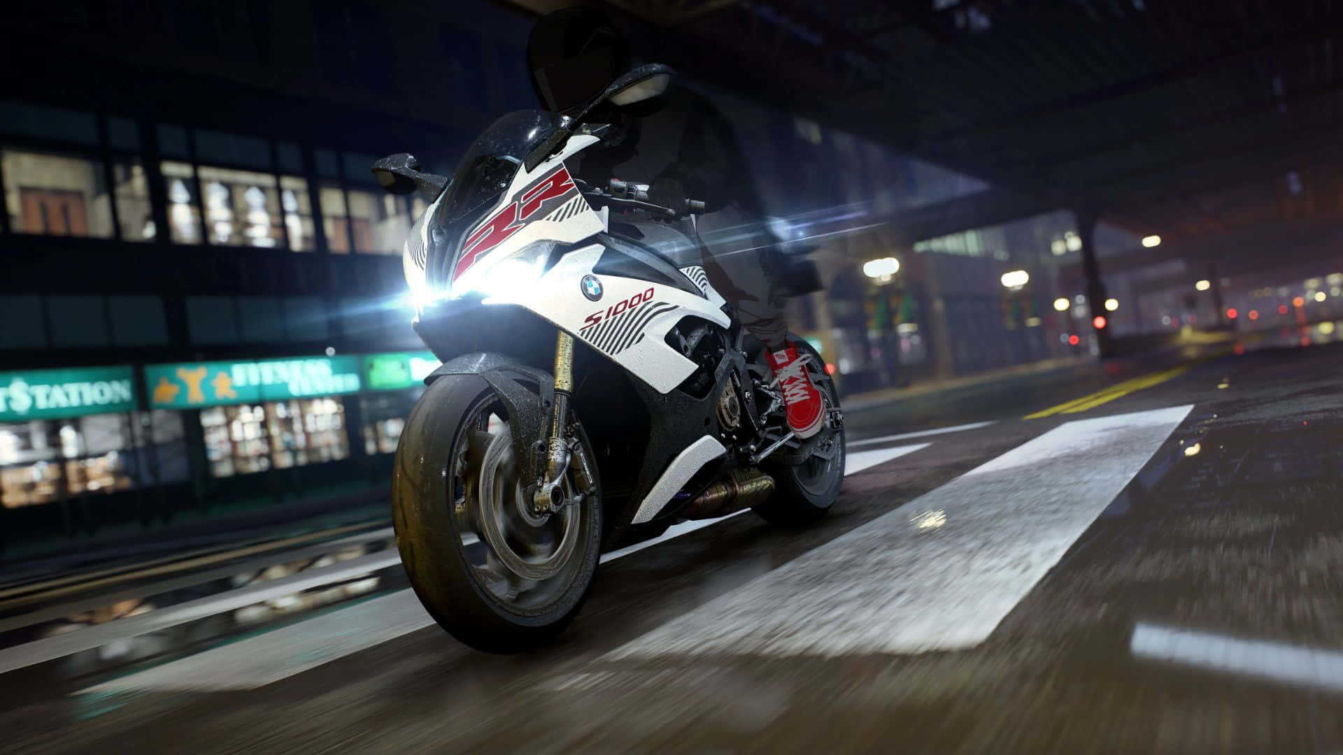  壁紙 — 一輛白色和紅色的BMW S1000RR摩托車在夜間穿過濕滑的市區街道，車頭燈閃爍，動作模糊。