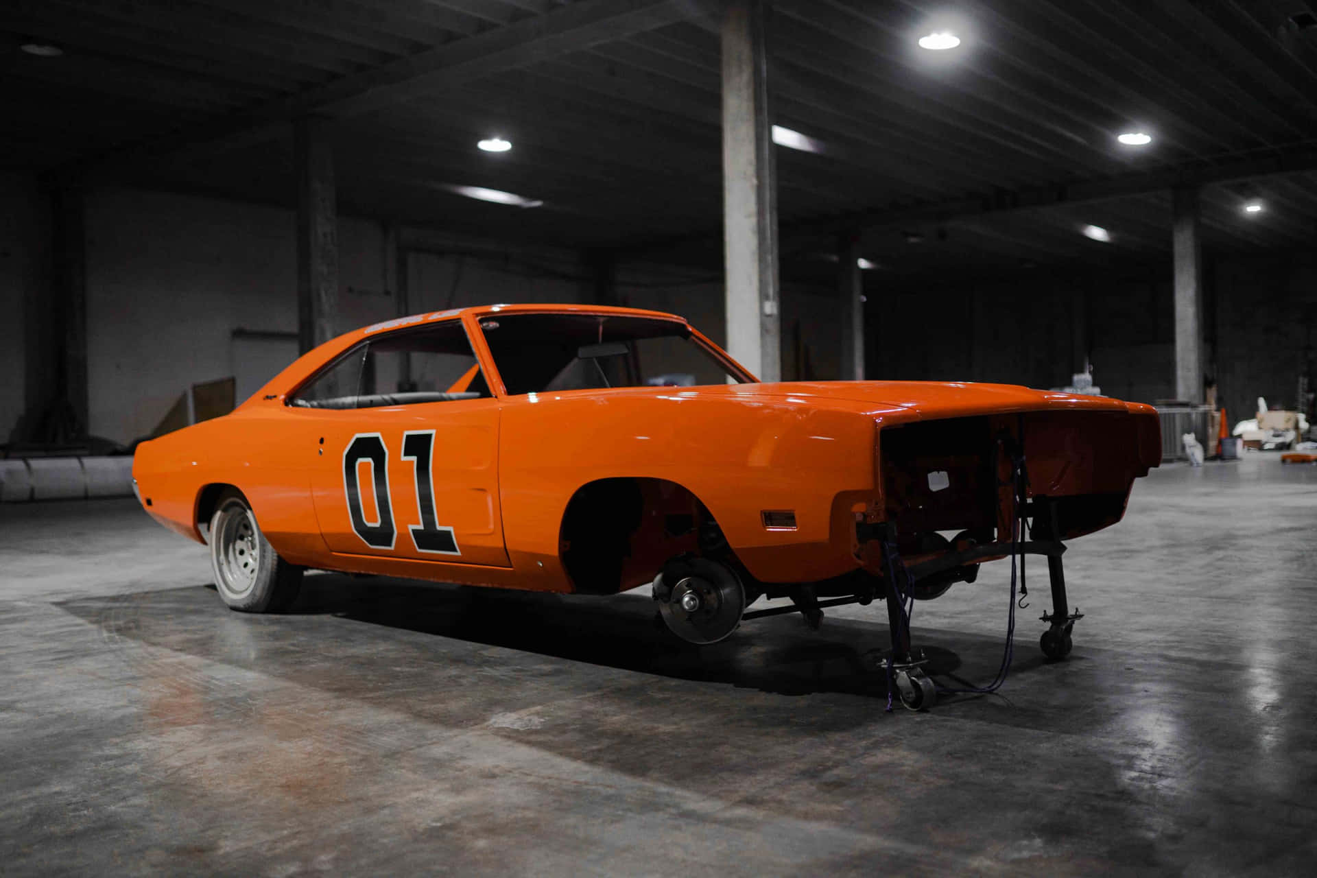 橙色經典汽車，編號01，在車庫升降機上 — General Lee 車 壁紙
