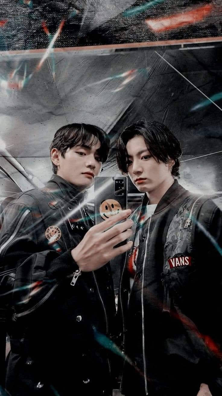 兩個穿著黑色外套的男子在破損的玻璃天花板下與霓虹燈自拍。 — Jungkook 壁紙