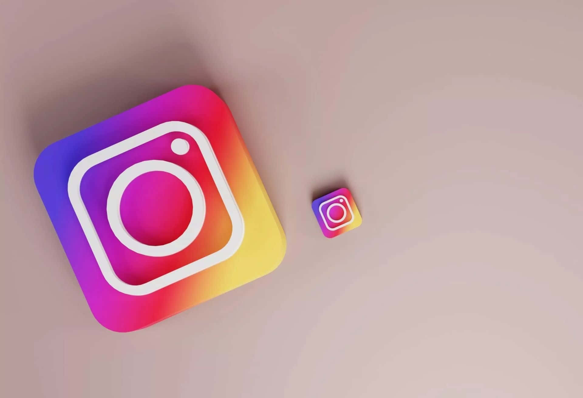  壁紙 — 兩個漸層 Instagram 應用程式圖示，一大一小，放在柔軟的米色表面上，投射出微妙的陰影。
