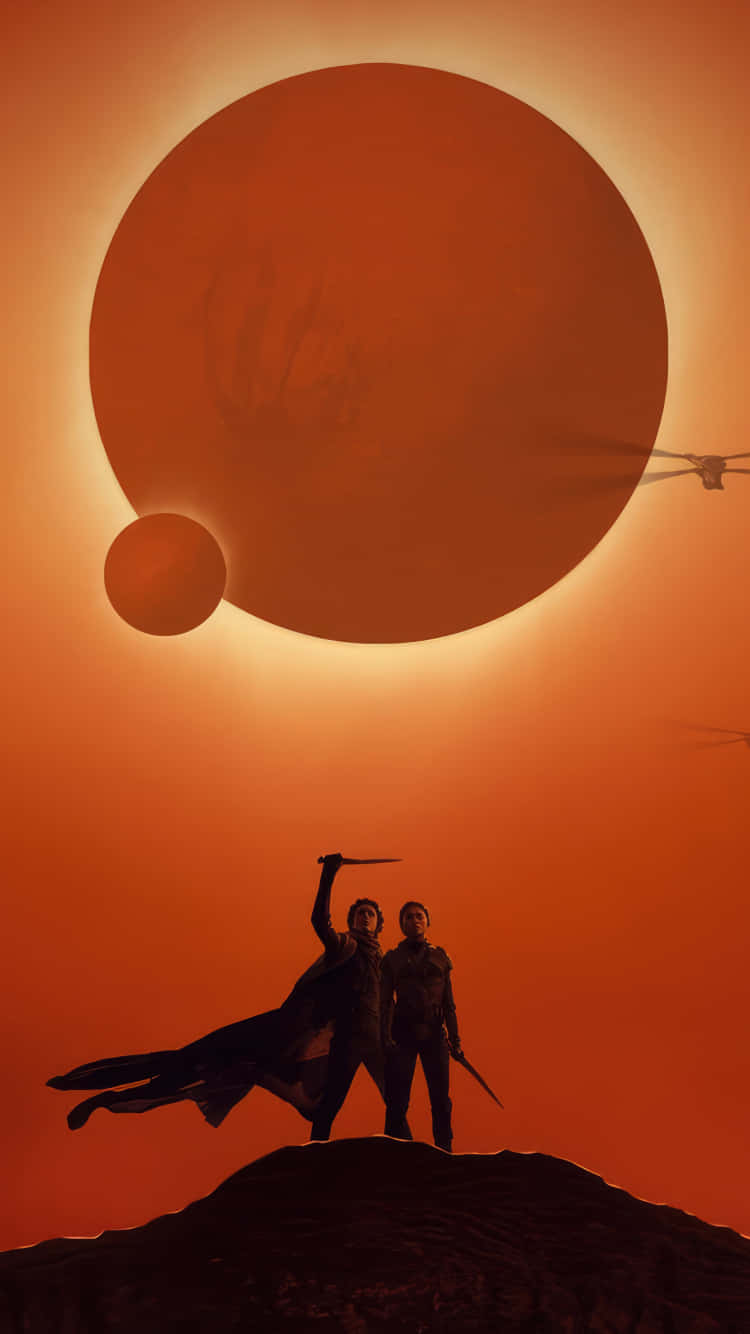  壁紙 — 兩個剪影戰士站在岩石山峰上，下方是巨大的橙色行星及其衛星，背景是發光的天空。