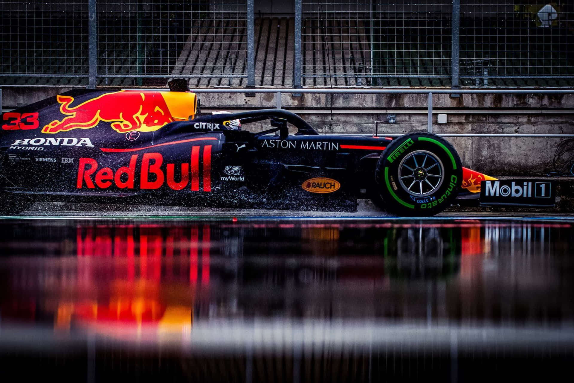 紅牛F1賽車在潮濕賽道上疾馳，帶有鮮明的贊助商倒影。 — F1 壁紙
