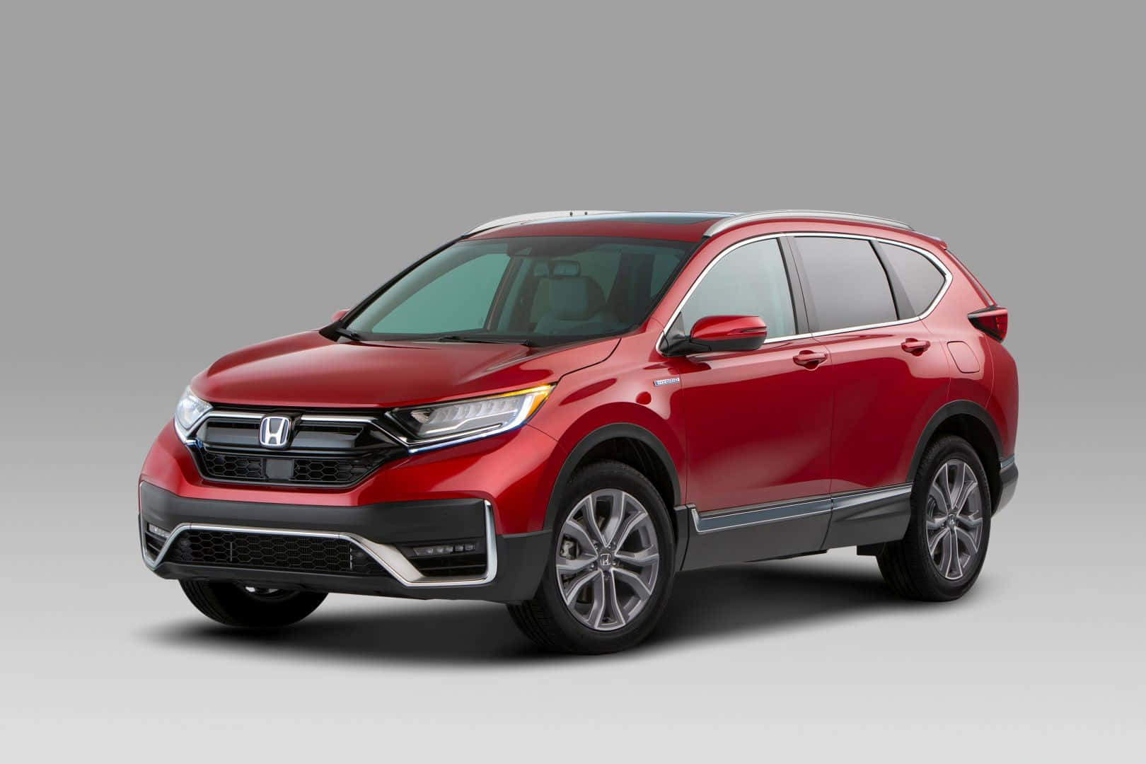 Honda Cr-v 桌布 壁紙 — 一輛亮紅色本田CR-V SUV以四分之三視角展示在灰色中性攝影棚背景前。