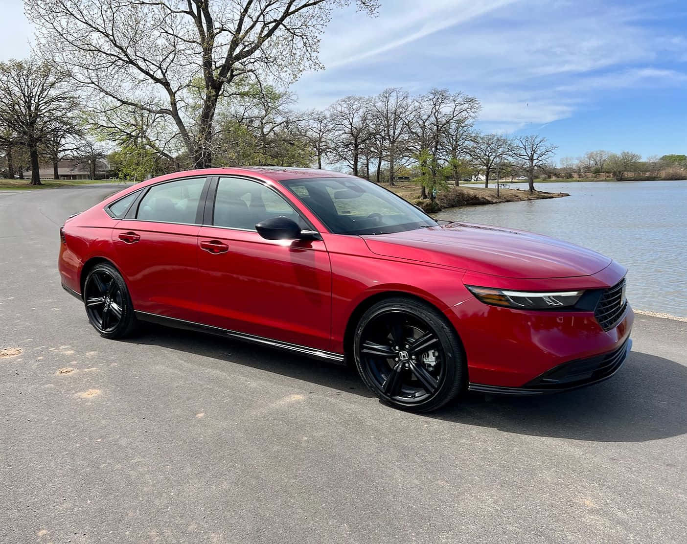 Honda Accord 桌布 壁紙 — 一輛亮紅色本田轎車搭配黑色輪圈，停放在平靜湖泊旁的柏油路面上，天空湛藍明亮。