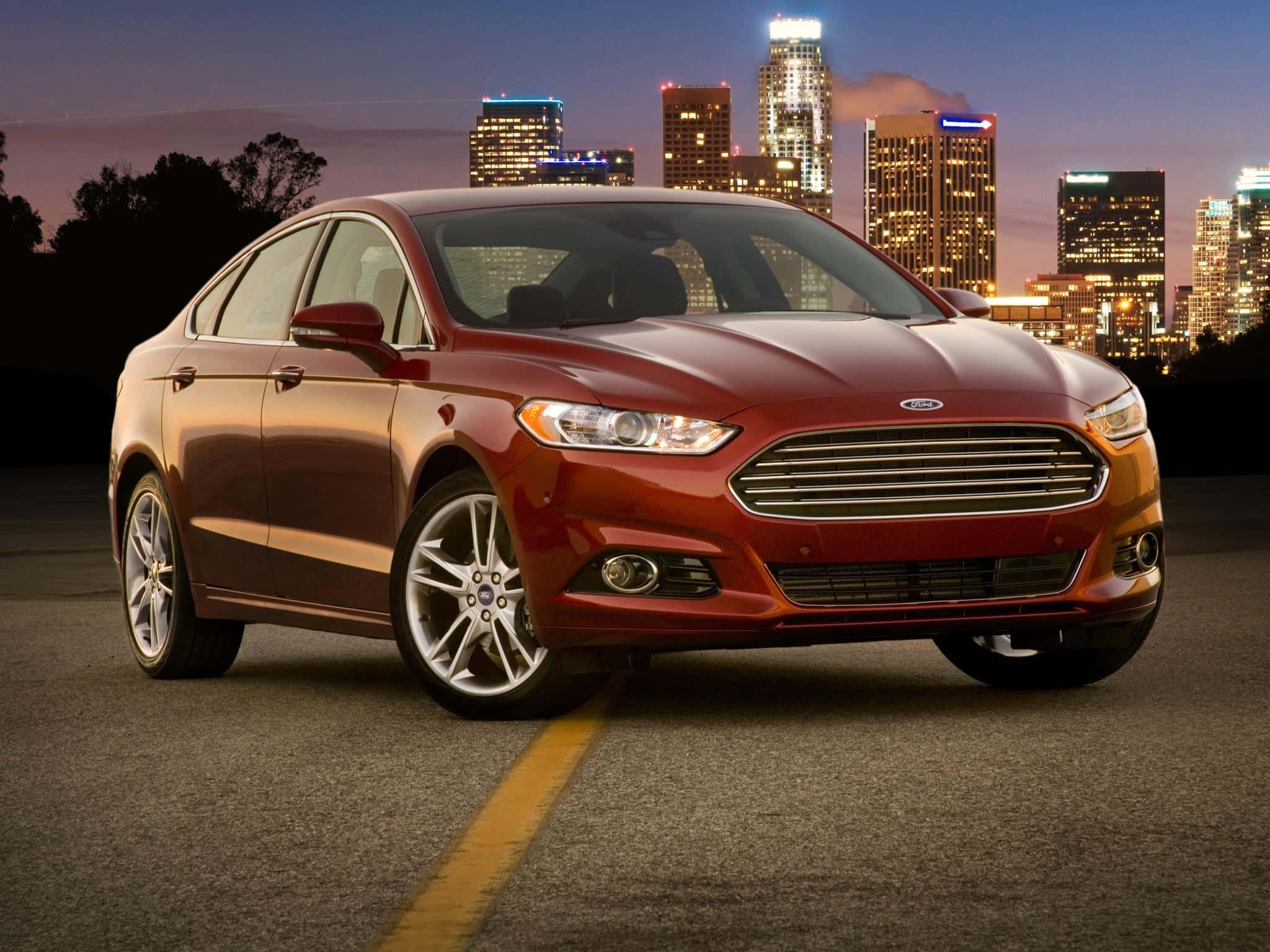 Ford Fusion 桌布 壁紙 — 一輛亮紅色的福特Fusion房車停在暮色中的城市街道上，背後是充滿活力的璀璨天際線。