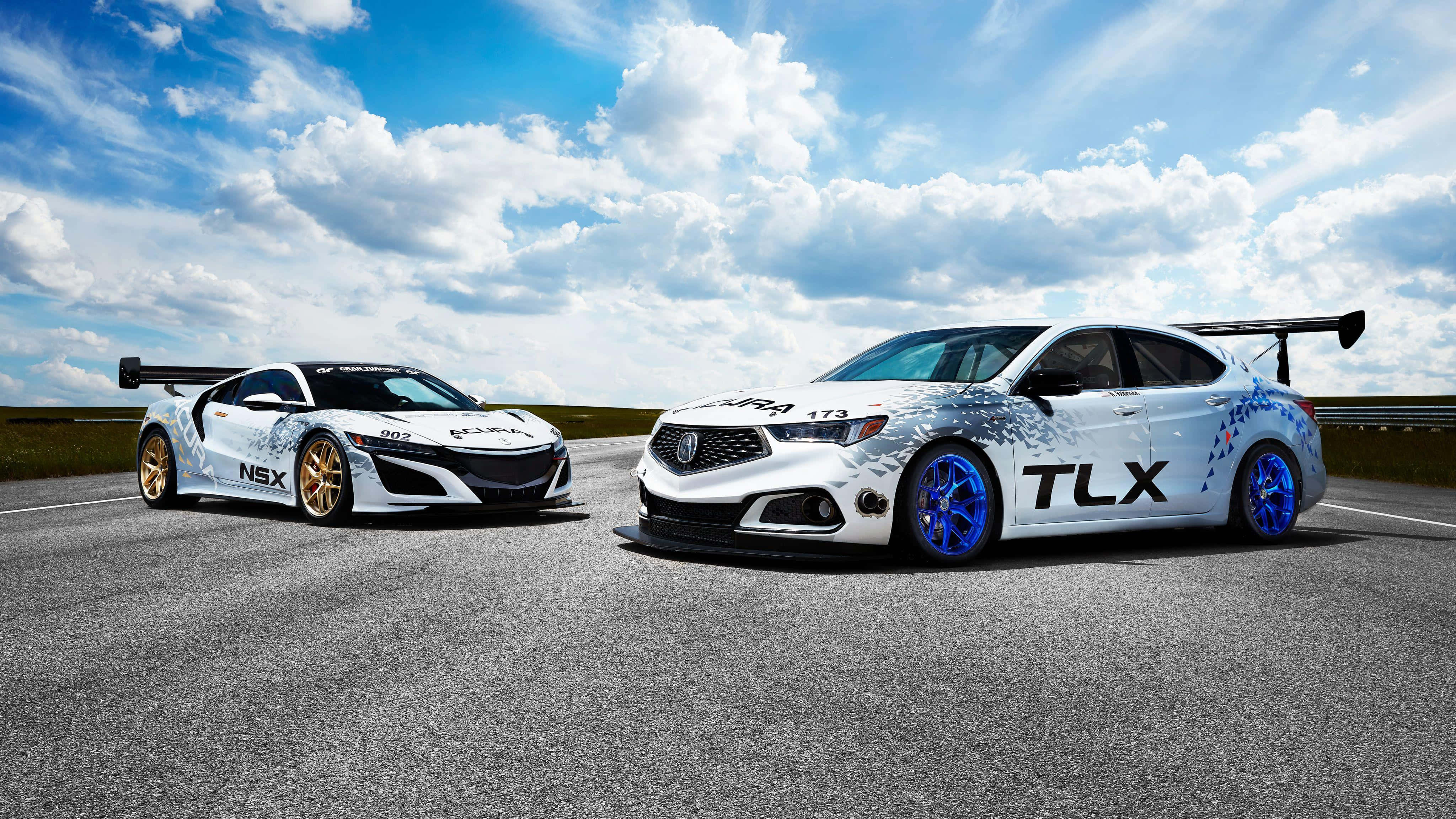 Acura Tlx 桌布 壁紙 — 兩輛白色Acura賽車，帶有藍色和金色點綴，停在明亮的陰天天空下的瀝青賽道上。