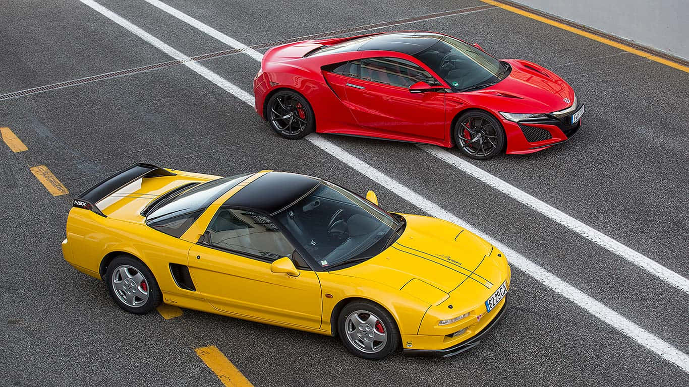 Honda Nsx 桌布 壁紙 — 兩輛標誌性的本田NSX跑車，一黃一紅，停在帶有白色車道標線的瀝青路上。