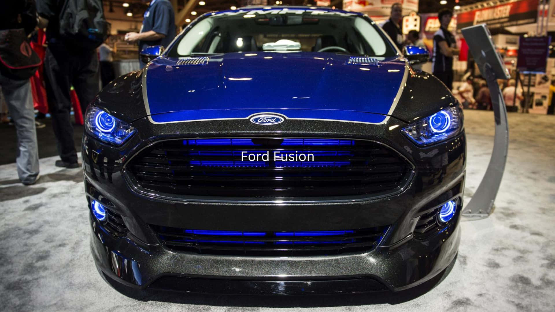 Ford Fusion 桌布 壁紙 — 一輛亮黑色和藍色的福特Fusion，帶有發光的藍色車頭燈，在車展上展出，背景有人群。