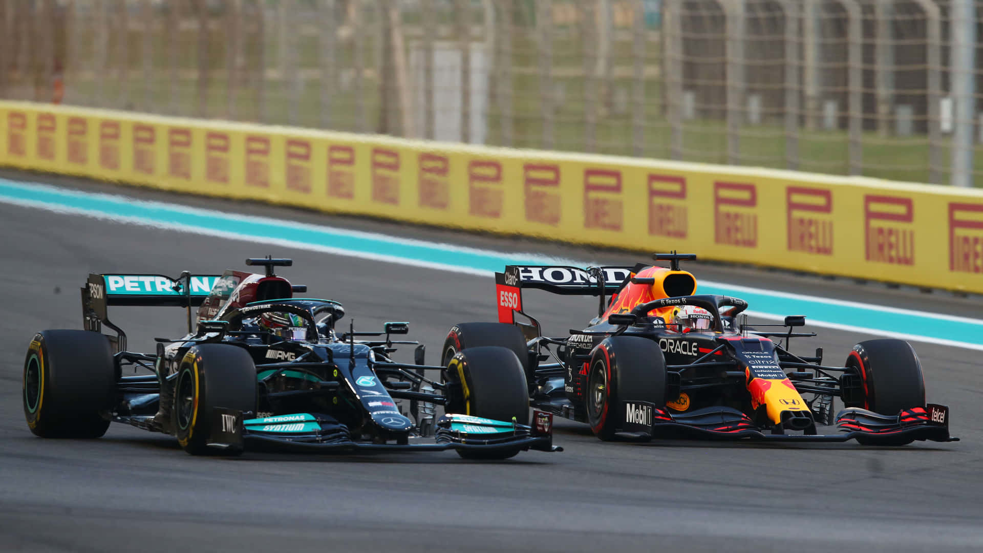 兩輛一級方程式賽車在賽道上激烈競爭。 — F1 壁紙