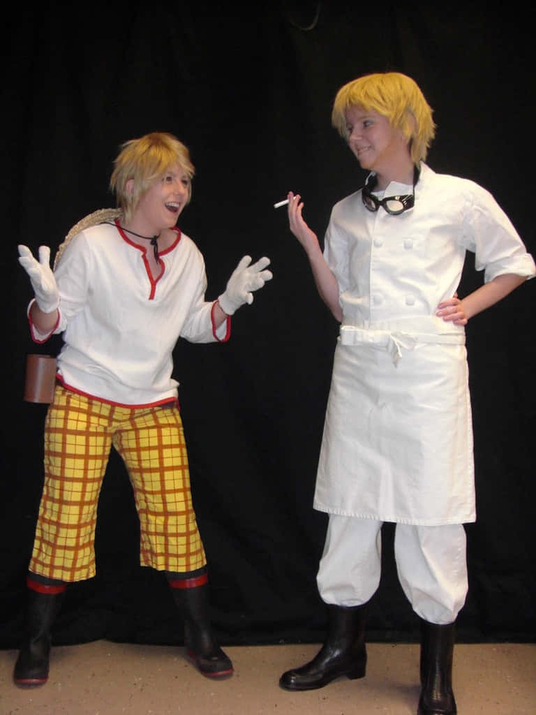 Finnian 桌布 壁紙 — 兩名穿著動漫廚師服裝的角色扮演者在黑色背景前開心地擺姿勢，其中一人拿著香煙。