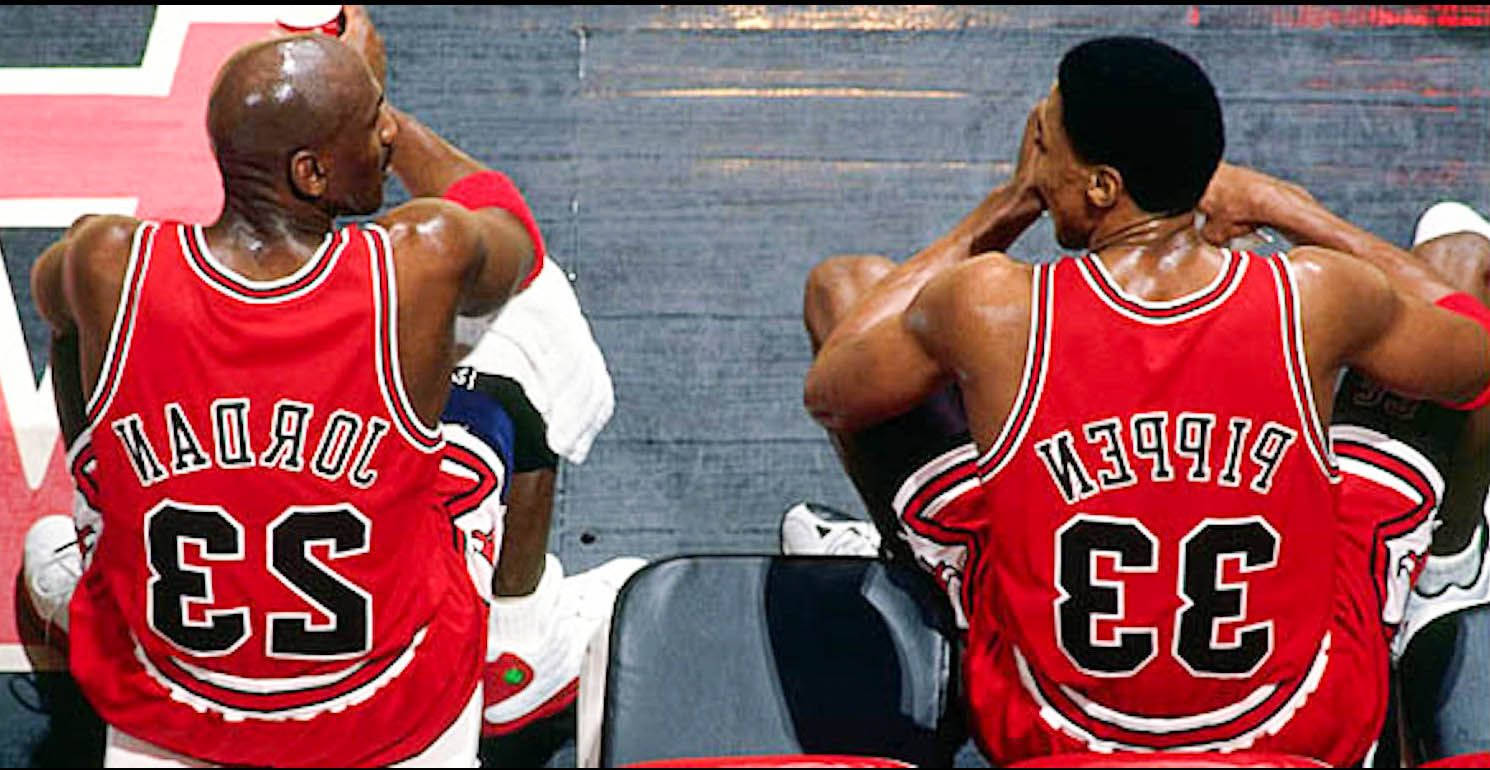 比賽期間，兩名芝加哥公牛隊籃球運動員坐在長凳上。 — NBA 壁紙