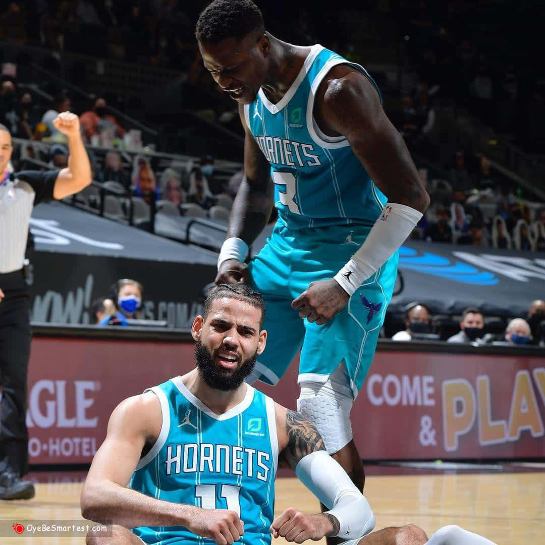 兩名籃球運動員在比賽中慶祝一次進攻。 — NBA 壁紙