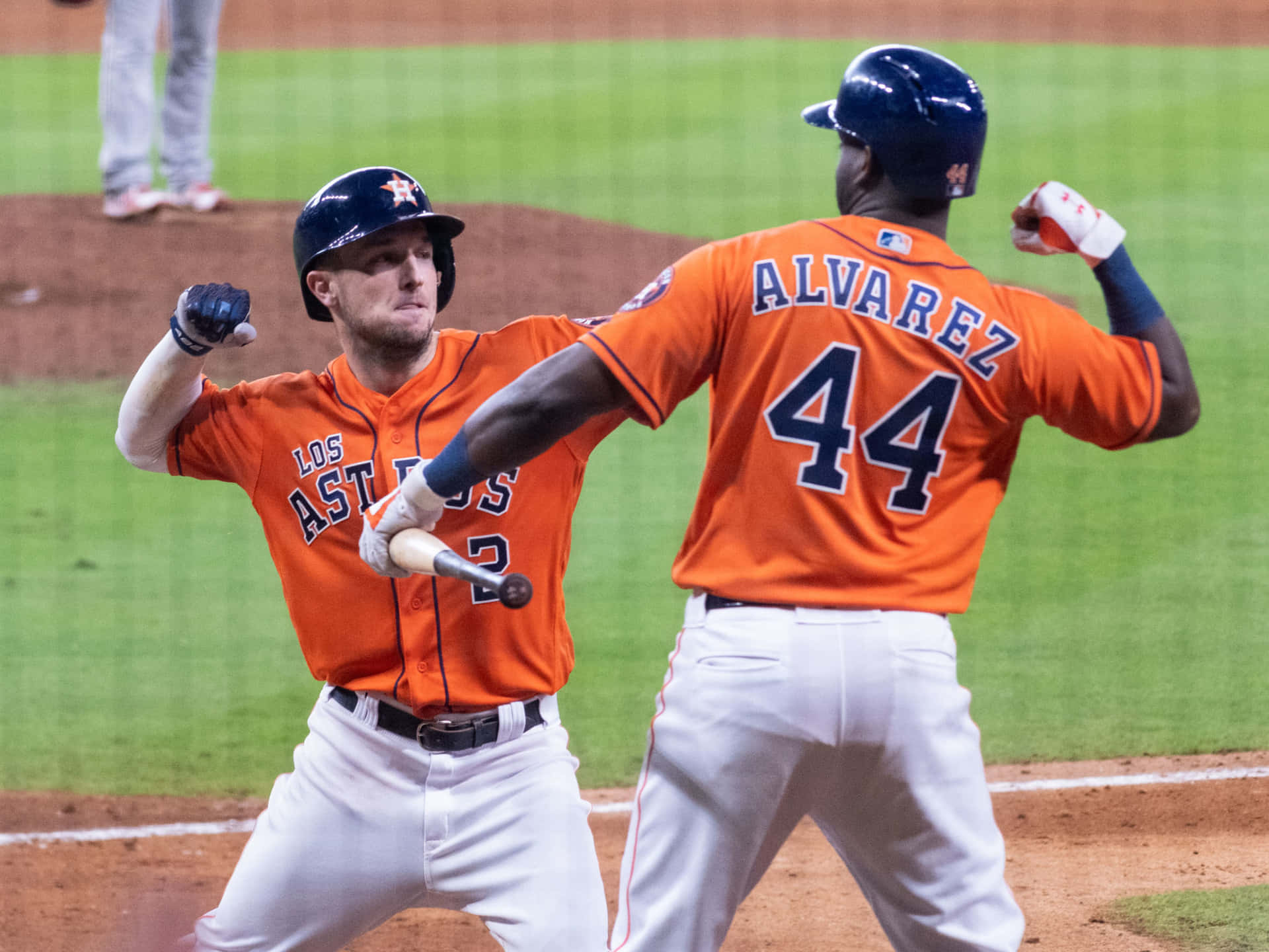  壁紙 — 兩名休士頓太空人棒球選手在球場燈光下，於充滿活力的綠色場地上慶祝全壘打。
