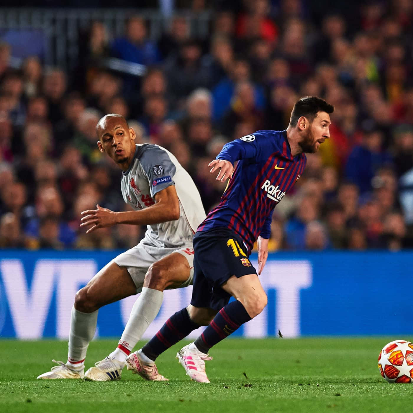 Messi Dribbling 桌布 壁紙 — 兩名足球運動員在體育場燈光下，於充滿活力的綠色球場上激烈爭奪球權。
