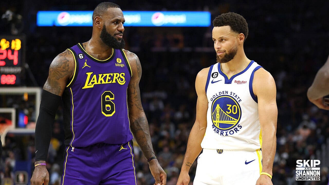 勒布朗·詹姆斯和史蒂芬·柯瑞在籃球比賽中穿著NBA球衣。 — 史蒂芬·柯瑞 壁紙