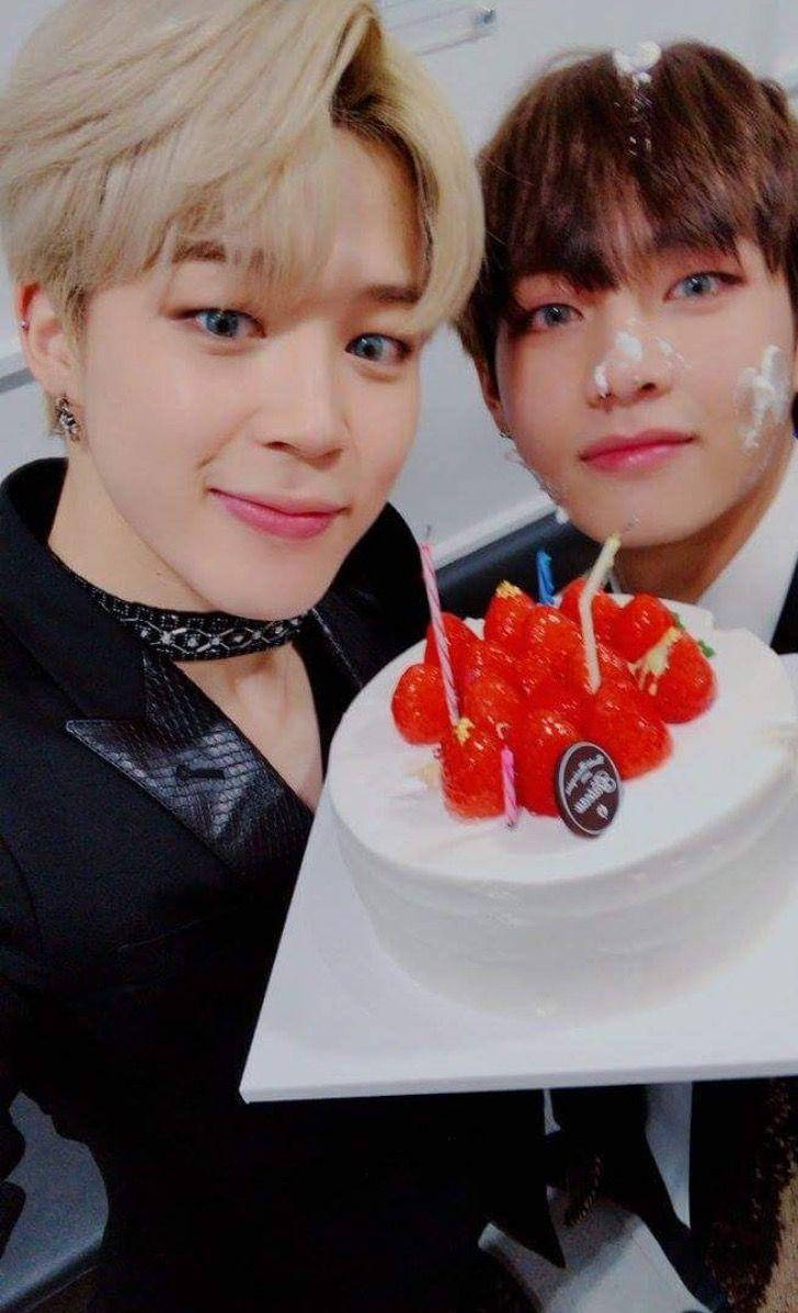 兩位年輕男子用草莓蛋糕和蠟燭慶祝。 — Bts 壁紙