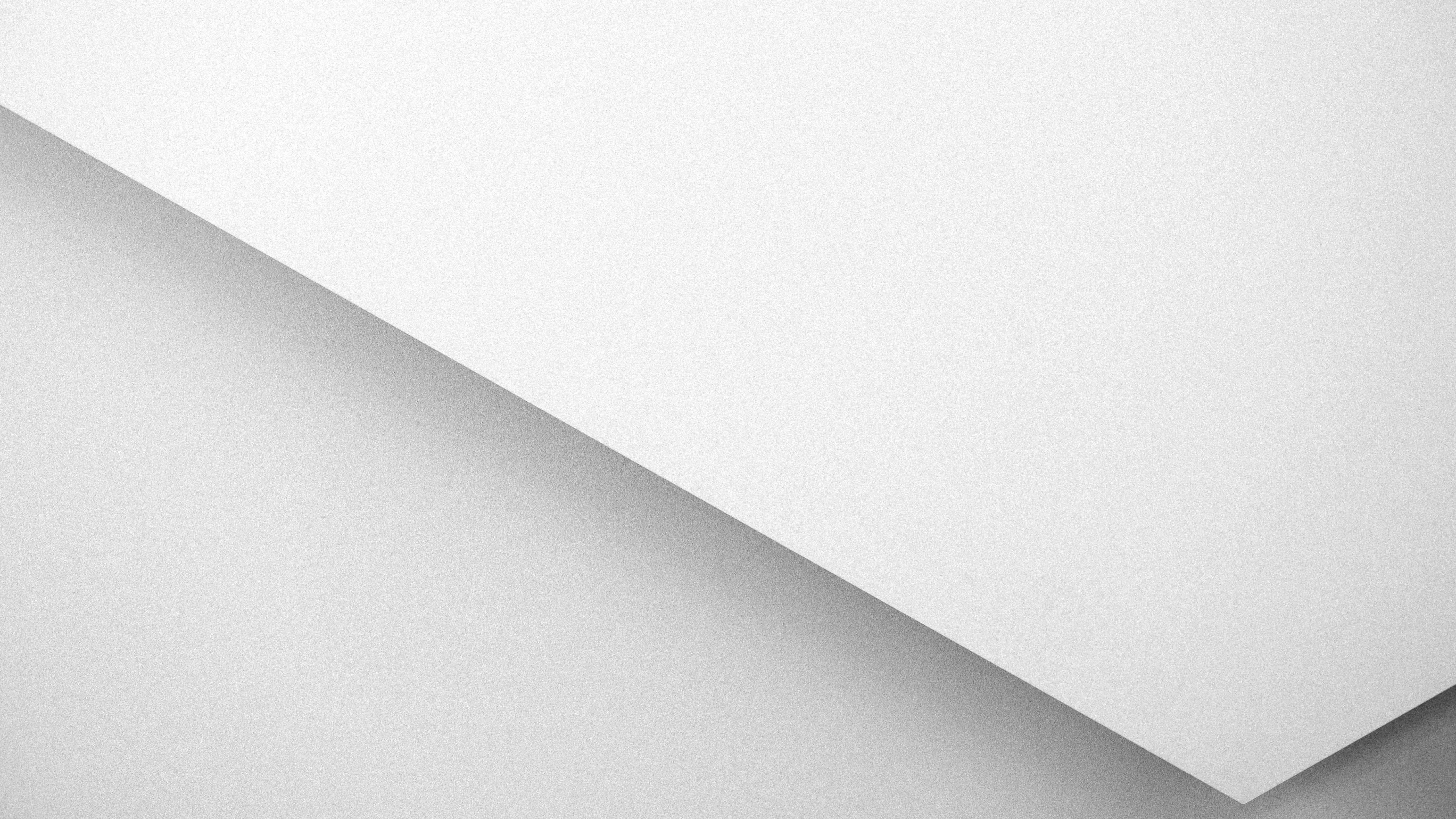 Minimalist Geometric 桌布 壁紙 — 兩張白色紋理紙張以乾淨的對角線角度相交的極簡構圖。