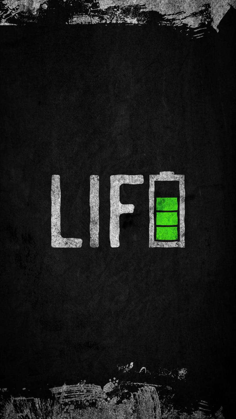 黑白 桌布 壁紙 — 「LIFE」這個字以粗糙的白色字母呈現，在帶有紋理的黑色背景上，用一個綠色電池圖示取代了字母E。