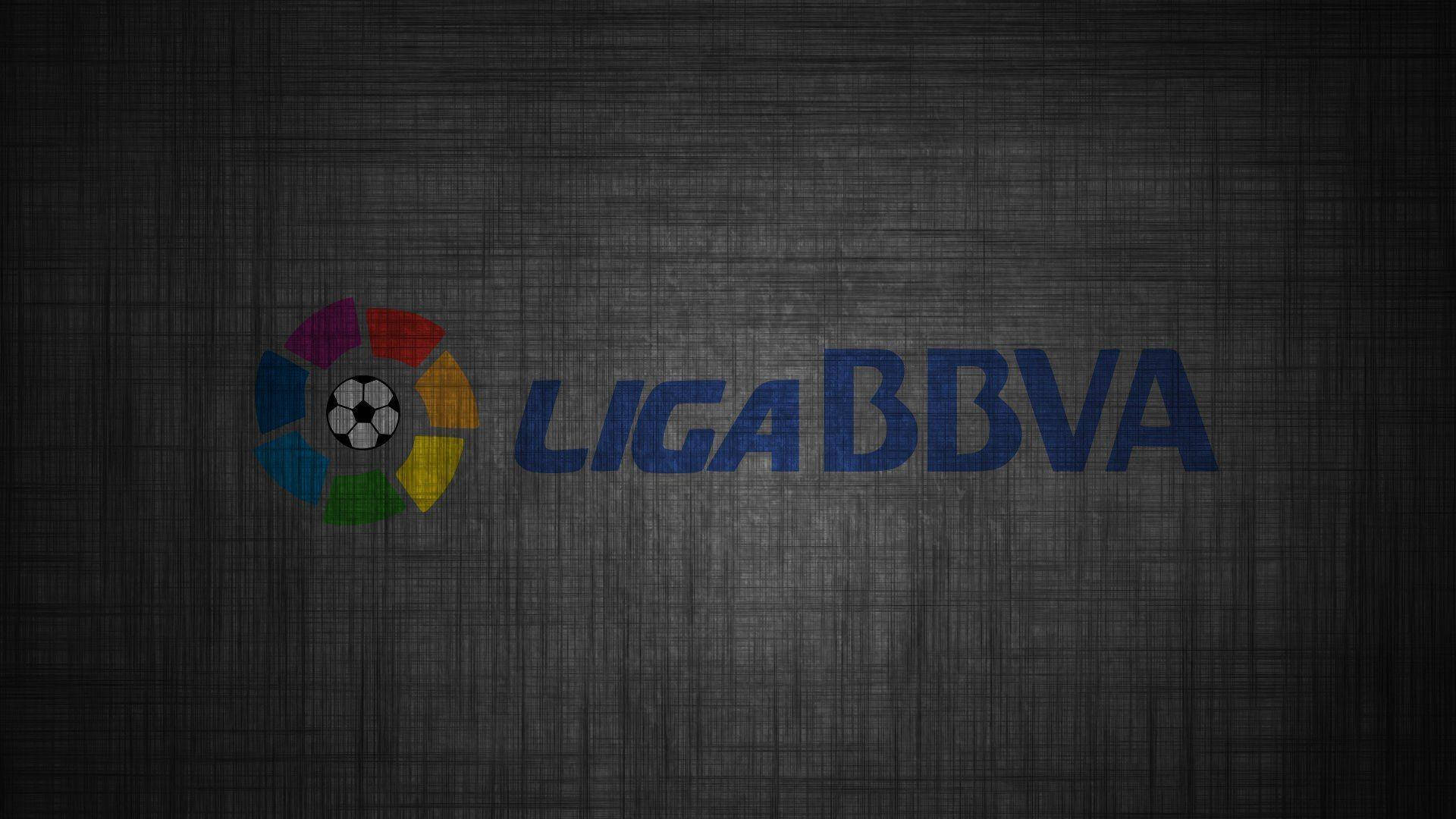 La 桌布 壁紙 — Liga BBVA 標誌，中央為彩色足球徽章，背景為深色紋理布料。