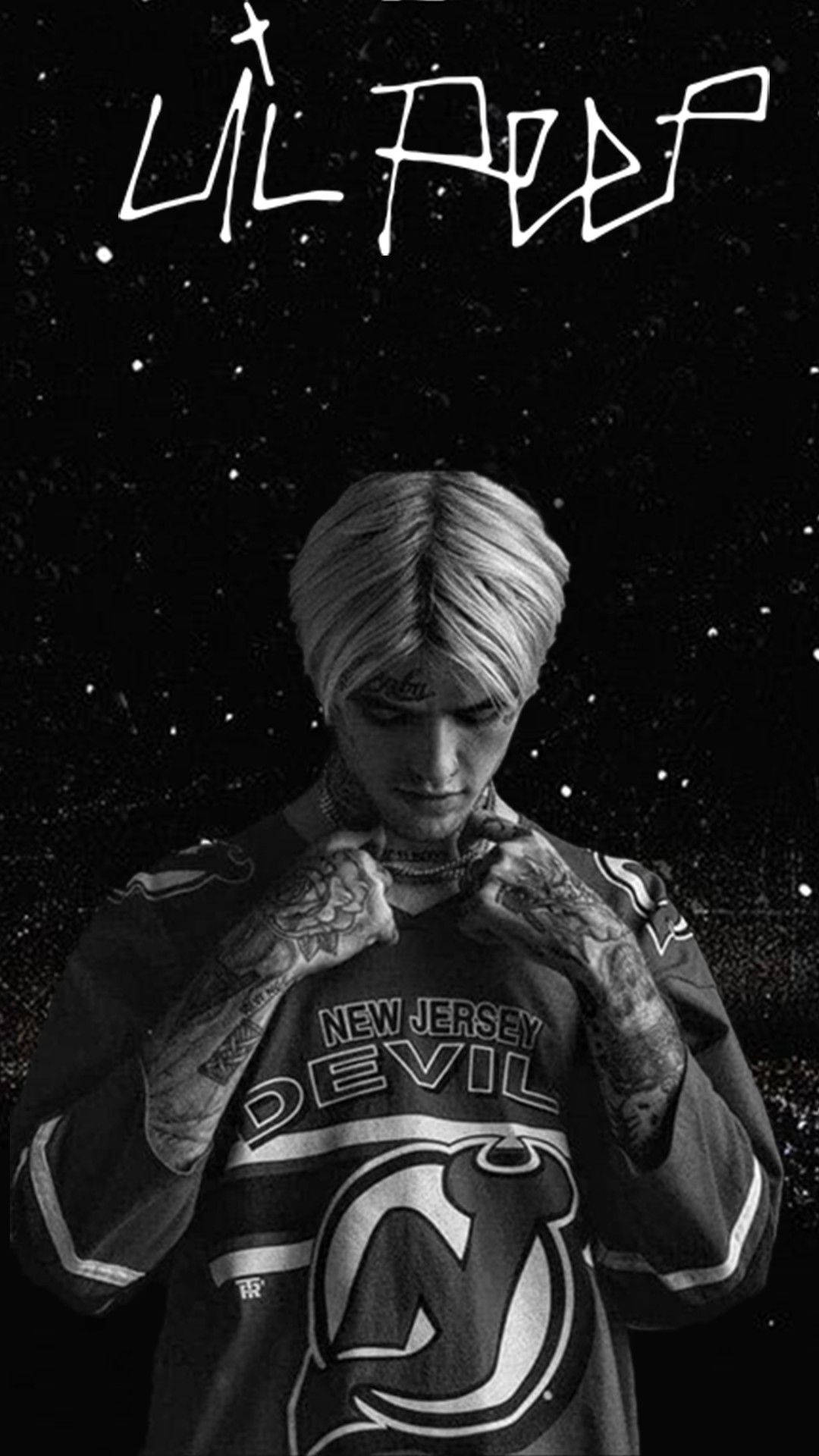 Peep 桌布 壁紙 — Lil Peep 的黑白肖像，身穿紐澤西惡魔隊球衣，背景是星空夜空，他的名字寫在上面。