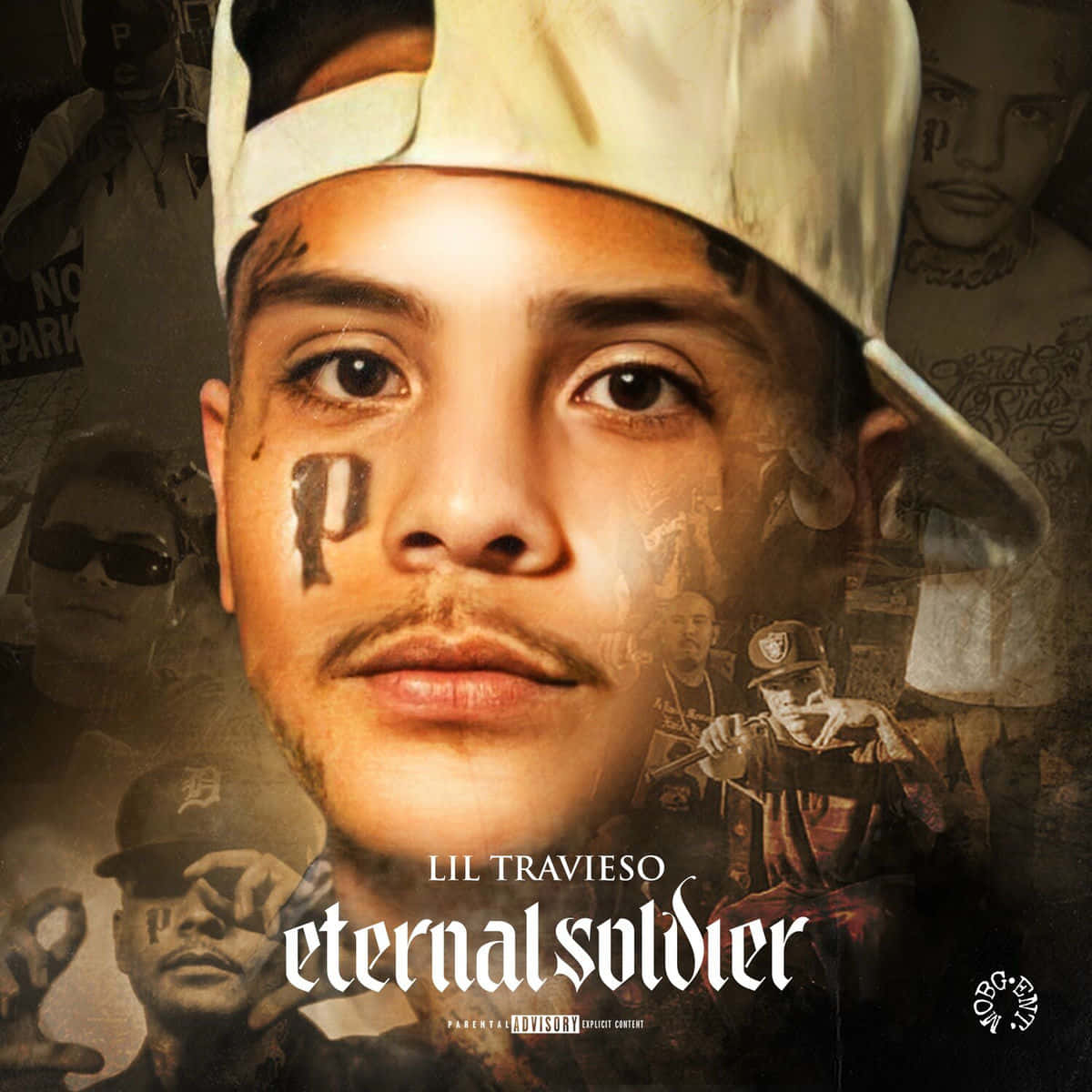  壁紙 — Lil Travieso 的粗獷肖像，臉頰上有個「P」刺青，周圍是他自己在城市環境中褪色的重疊影像。