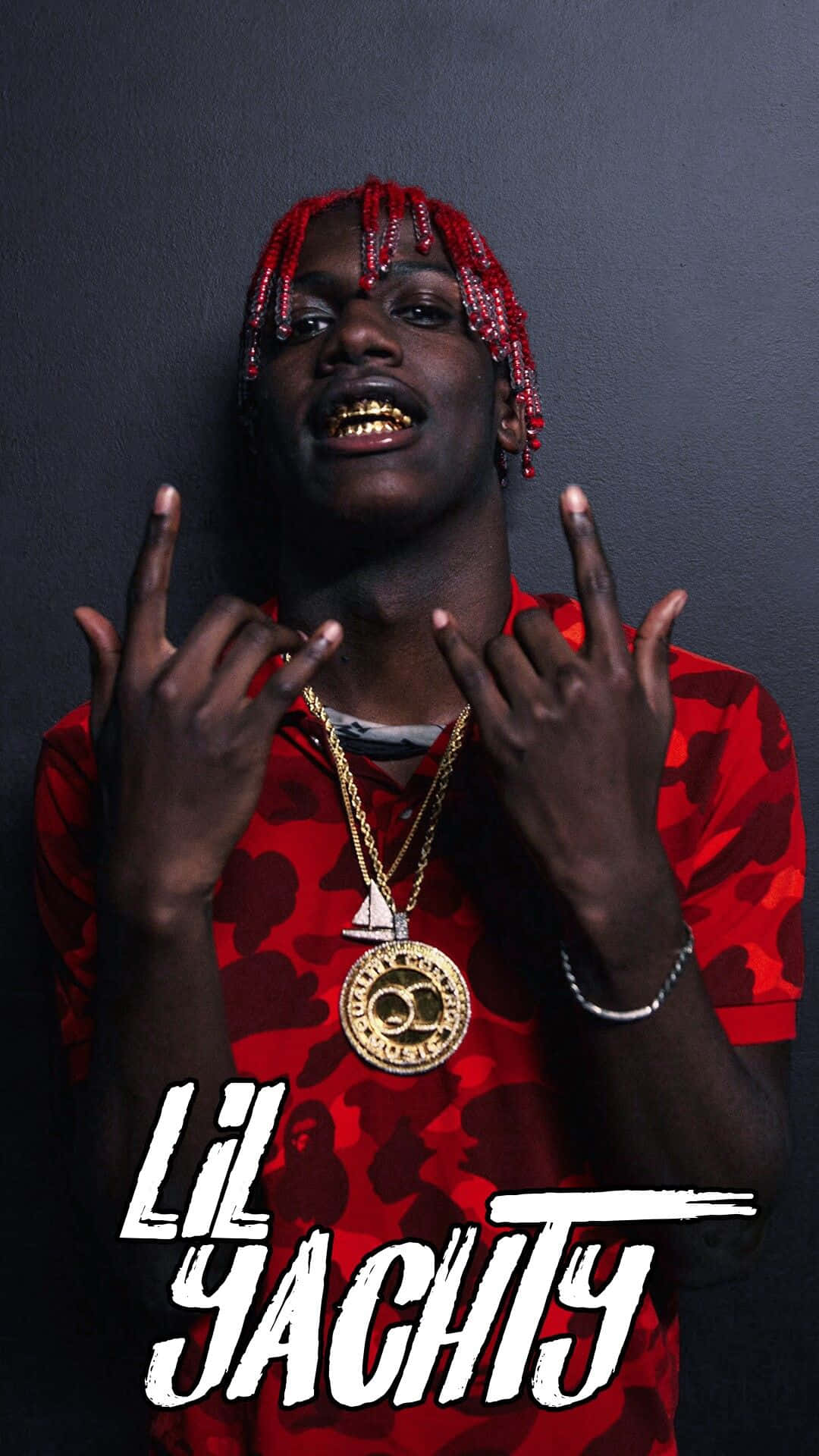 桌布 壁紙 — Lil Yachty 自信地擺姿勢，露出金牙和紅色辮子，背景是深灰色牆壁，身穿紅色迷彩襯衫和金色鏈條。
