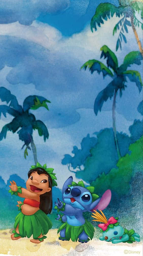 Lilo 和 Stitch 在棕櫚樹和藍天的熱帶沙灘上跳舞。 — Stitch 壁紙