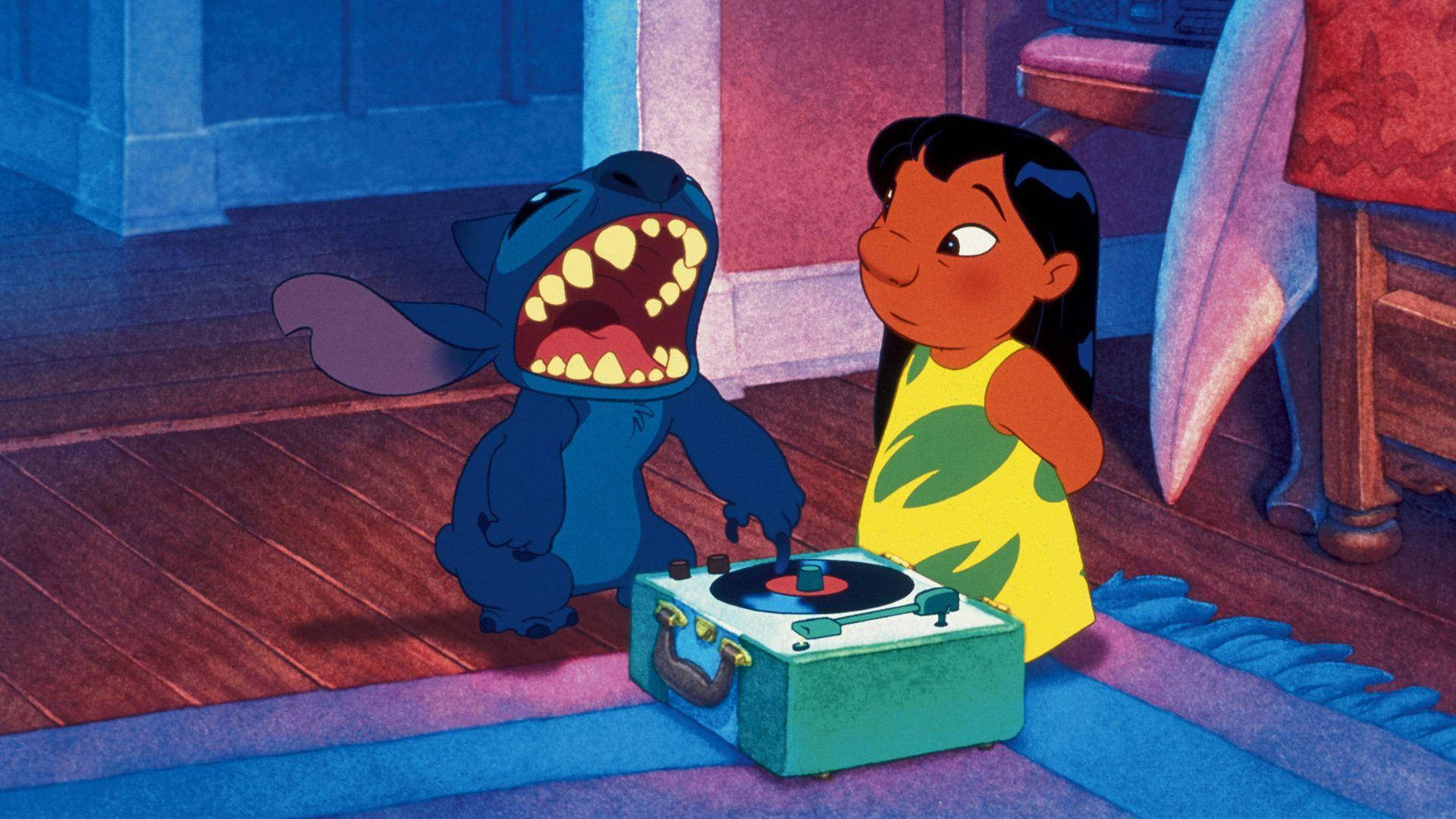 Lilo 與 Stitch 在室內隨著唱盤機的音樂跳舞。 — Stitch 壁紙