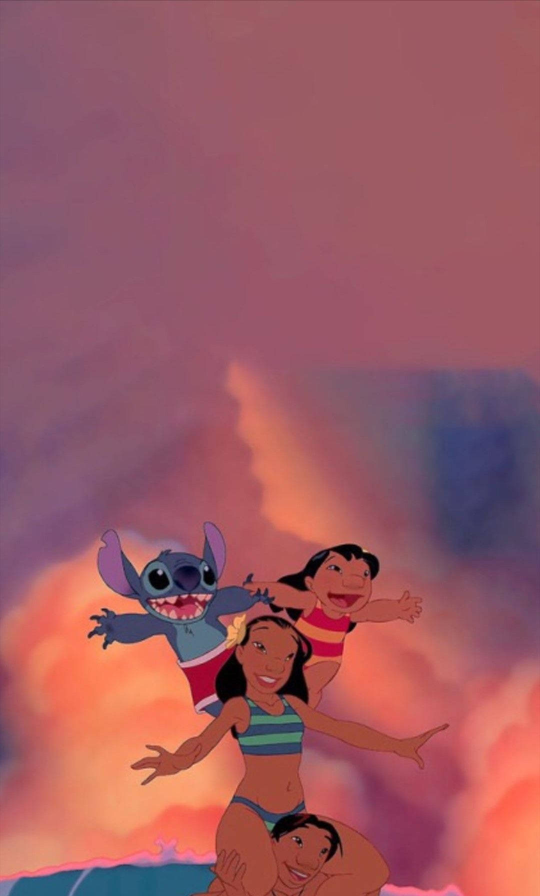 星際寶貝 桌布 壁紙 — Lilo、Stitch 和朋友們在充滿活力的夕陽天空下歡樂跳躍，天空中有火熱的橙色和紫色雲彩。