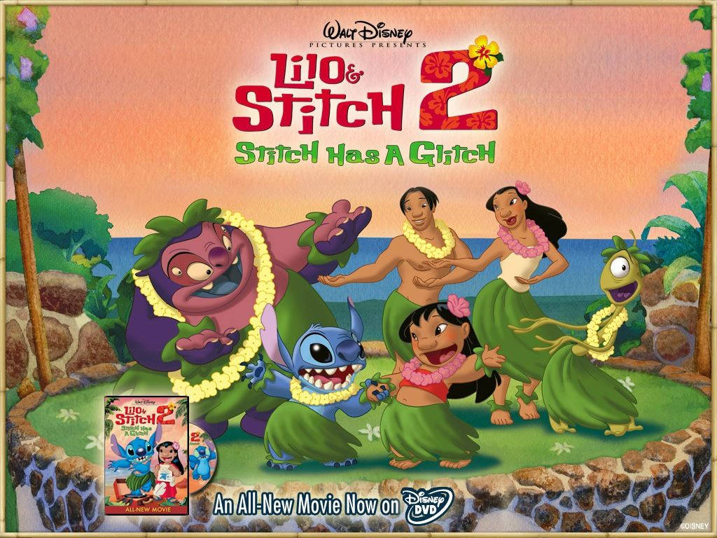 stitch 3d 桌布 壁紙 — Lilo、Stitch 和朋友們在熱帶夏威夷海灘上，夕陽下戴著花環和草裙歡樂地聚集。