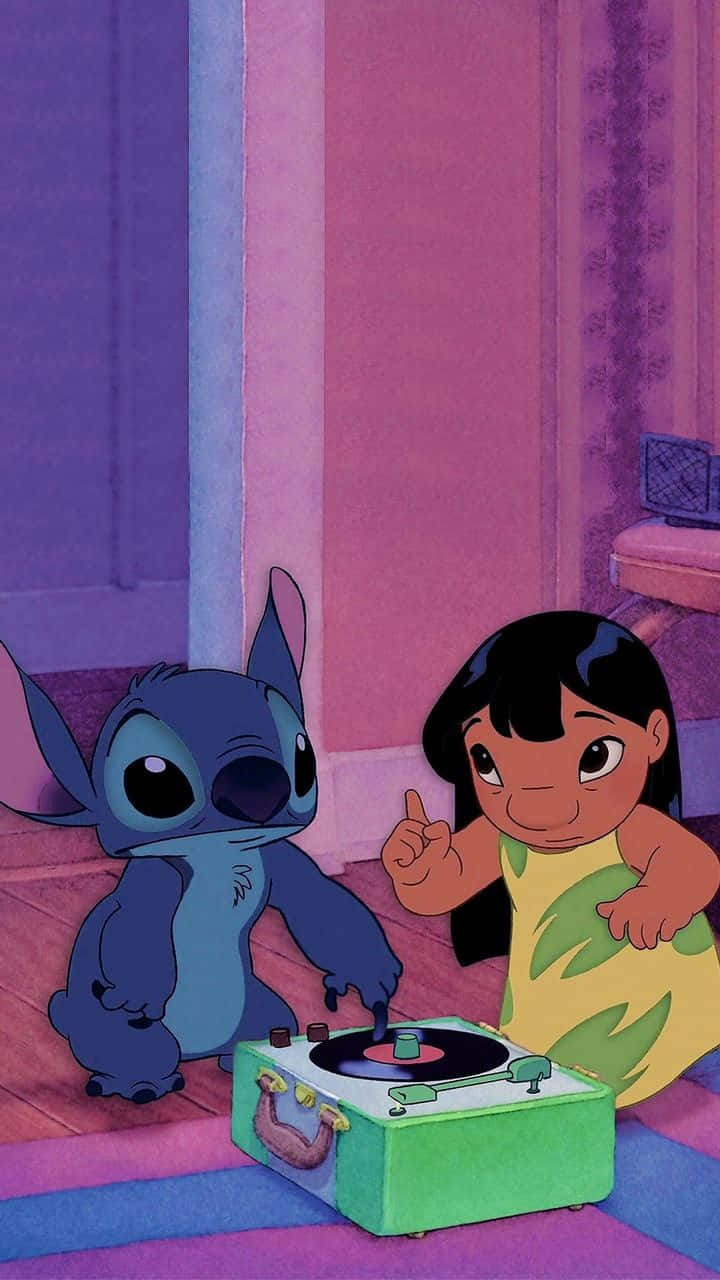 星際寶貝 桌布 壁紙 — Lilo 和 Stitch 分享一個有趣的時刻，Stitch 在一個紫色調的房間裡用綠色手提唱盤轉動唱片。
