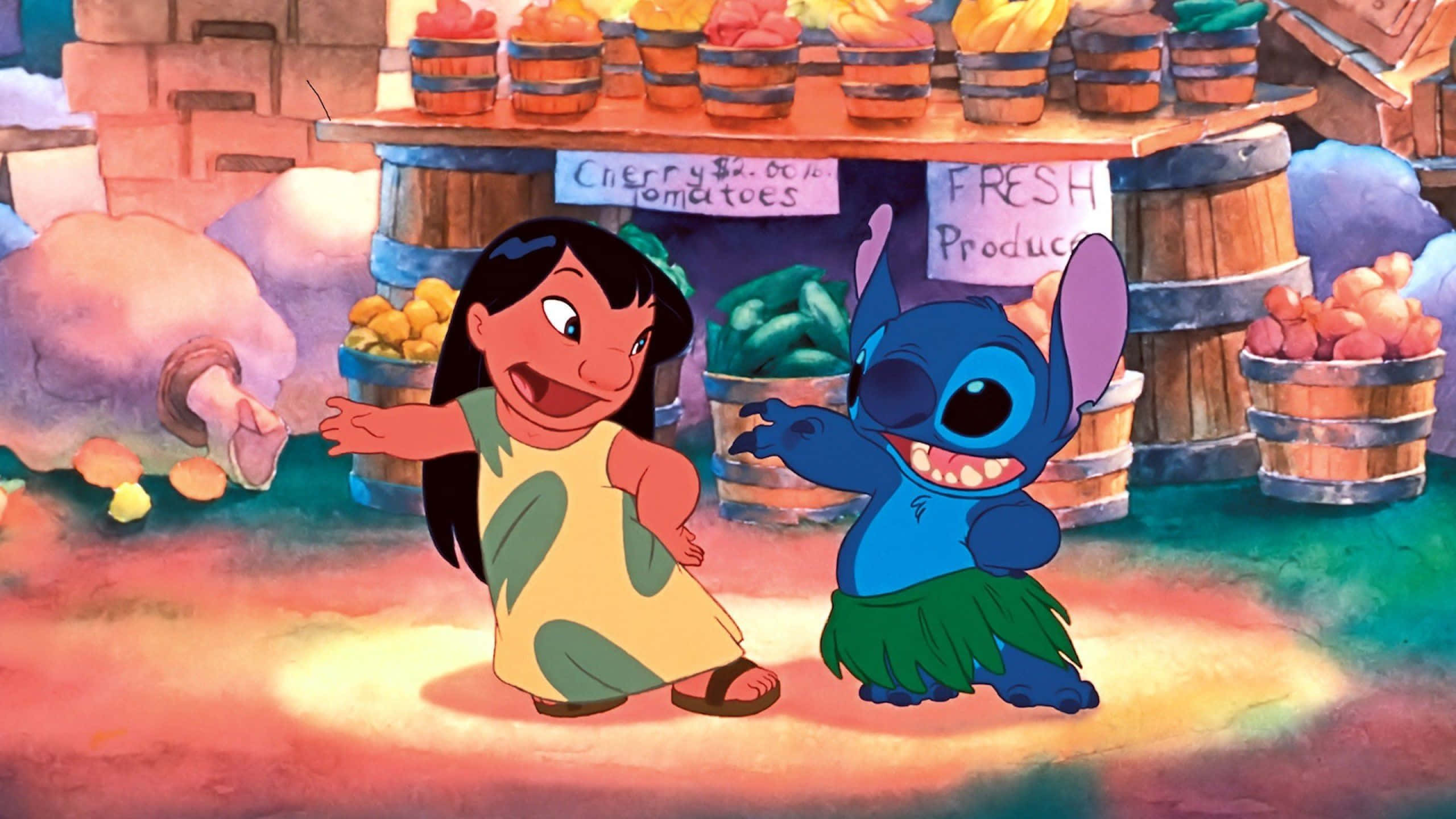 Cute Lilo And Stitch 桌布 壁紙 — Lilo 和 Stitch 在一個充滿水果桶和溫暖光芒的彩色熱帶市場中快樂地跳舞。