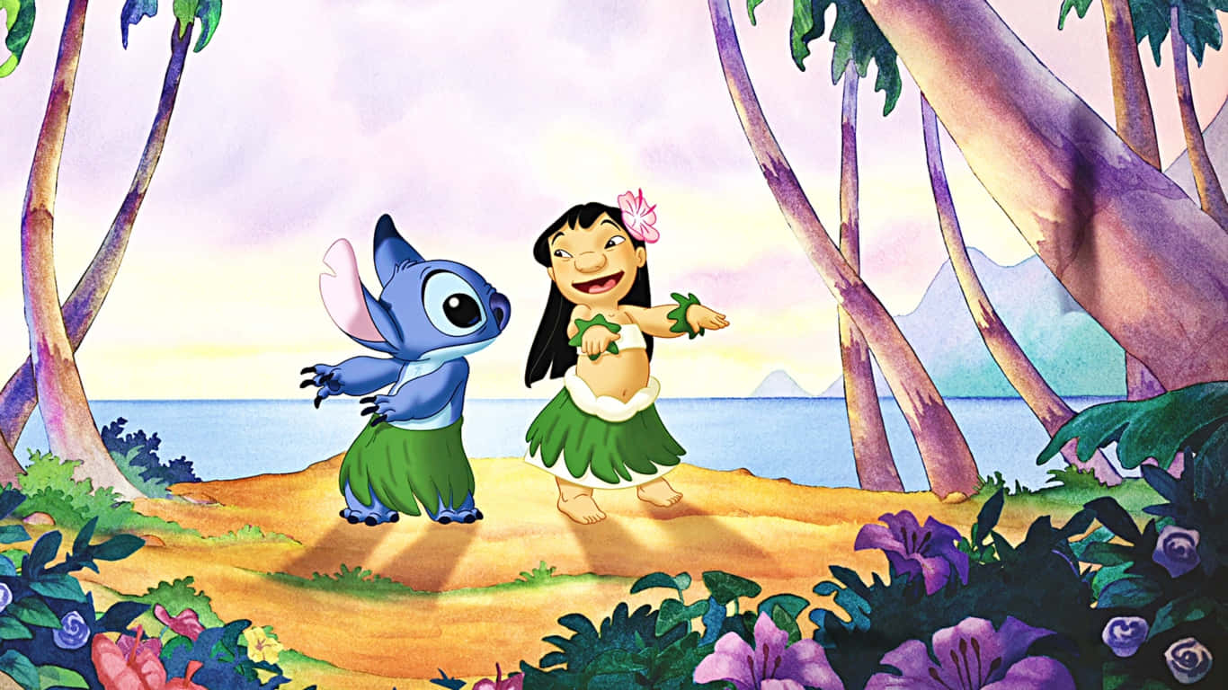 Lilo 和 Stitch 在熱帶夏威夷環境中快樂地跳舞，有棕櫚樹和海洋。 — 星際寶貝 壁紙