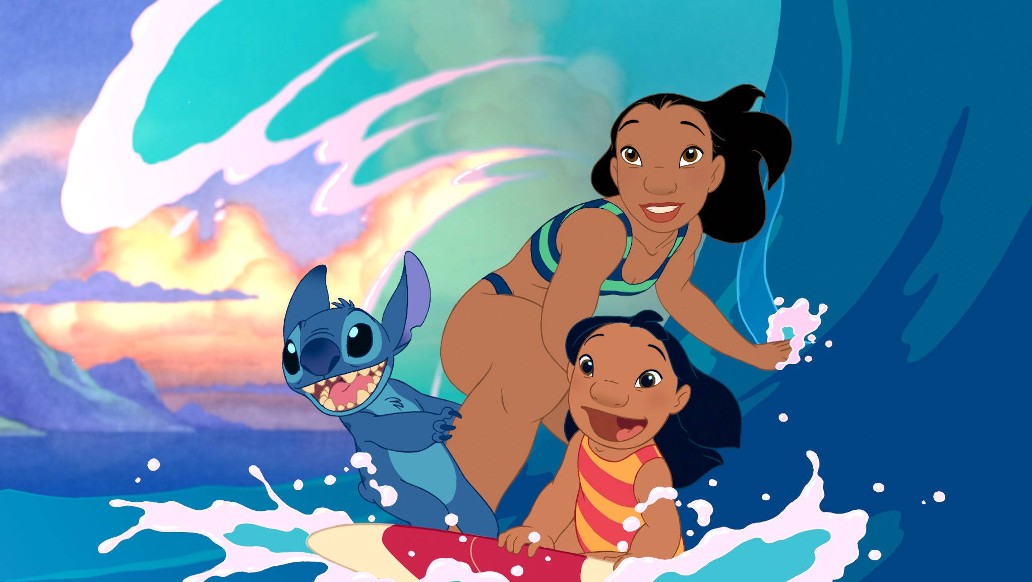 lilo 桌布 壁紙 — Lilo 和 Stitch 在日落時分一起快樂地衝浪，身後是色彩繽紛的天空。