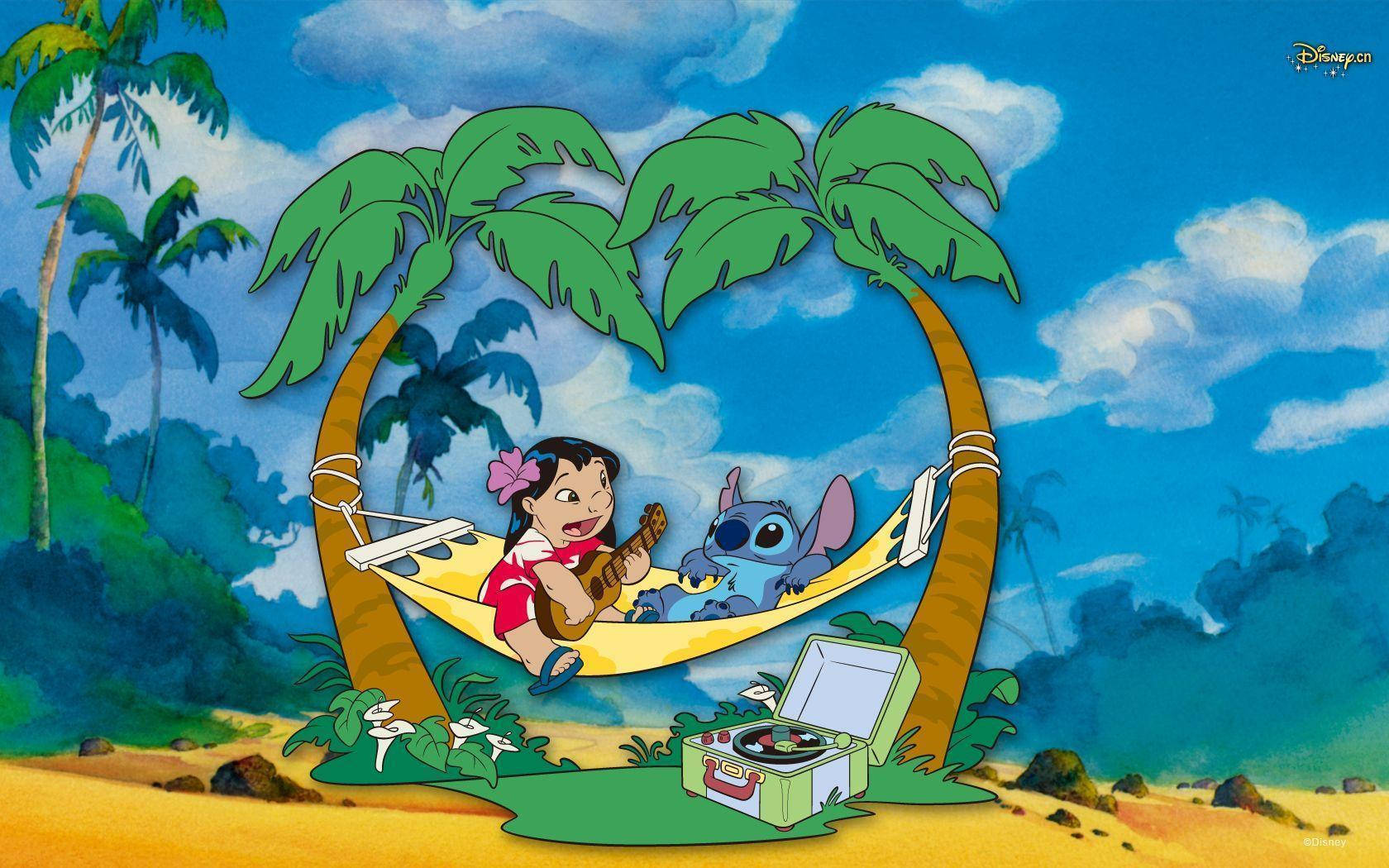 迪士尼角色 桌布 壁紙 — Lilo 和 Stitch 在棕櫚樹之間的吊床上放鬆，身處陽光明媚的熱帶海灘，附近有一個唱盤機。