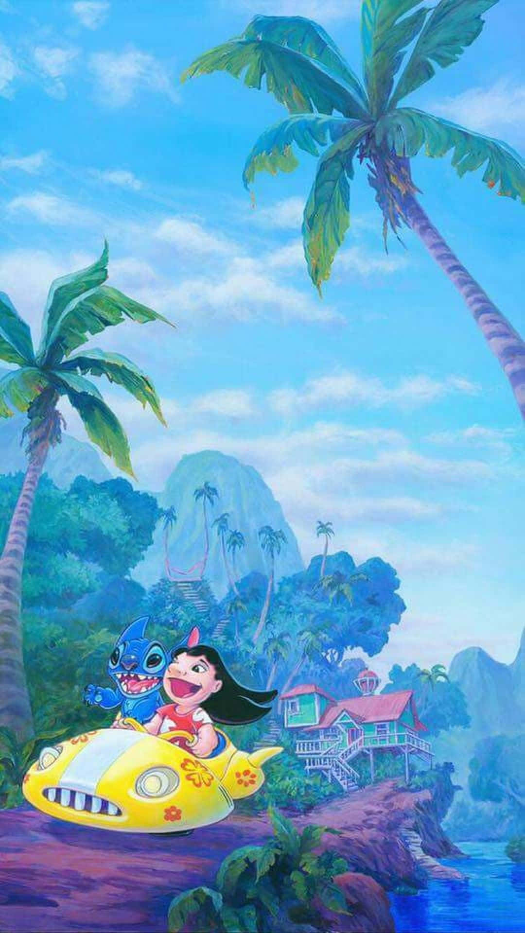 Stitch 桌布 壁紙 — Lilo 和 Stitch 在棕櫚樹和沿海村莊的熱帶天堂，在明亮藍天下開心地駕駛一輛黃色車。