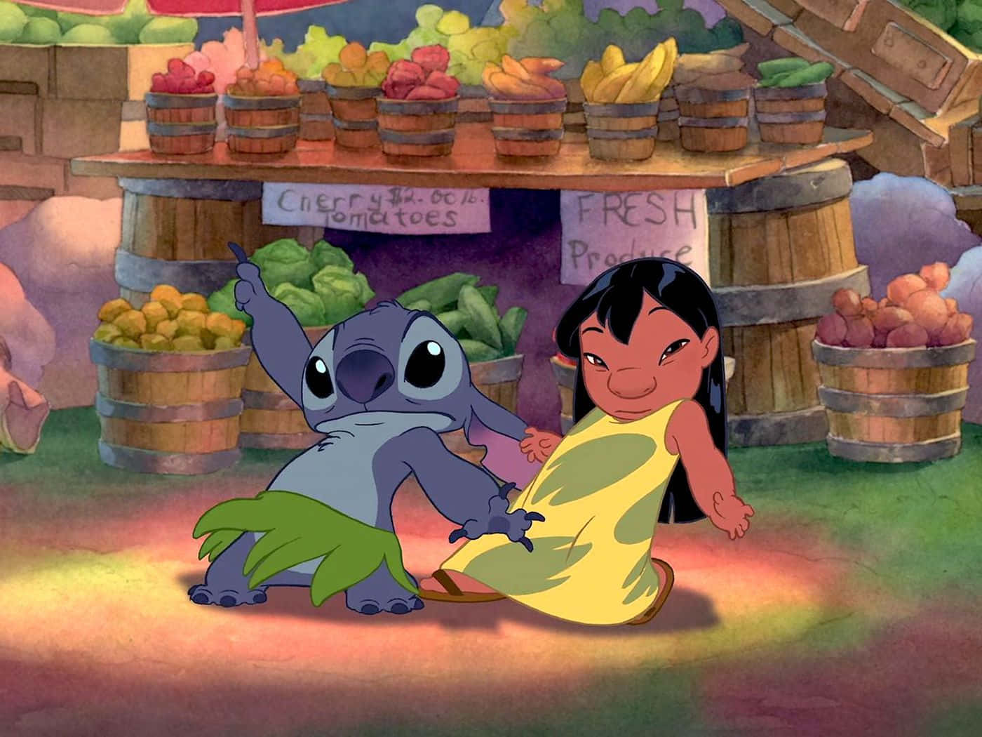 星際寶貝 桌布 壁紙 — Lilo 和 Stitch 在溫暖陽光下，開心地坐在一個色彩繽紛、放滿一籃籃新鮮農產品的水果攤旁邊。