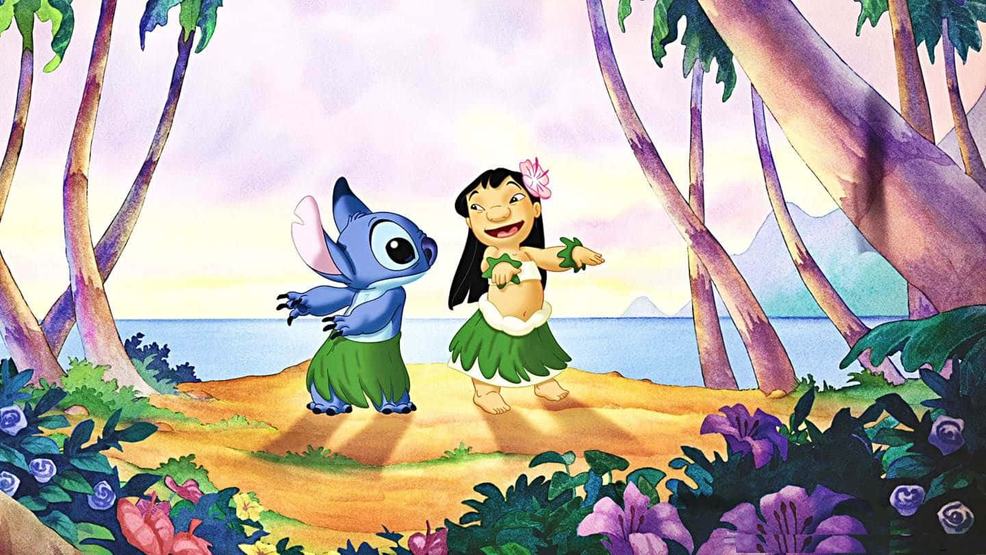 迪士尼角色 桌布 壁紙 — Lilo 和 Stitch 在熱帶海灘小徑上快樂地跳舞，周圍環繞著棕櫚樹和色彩繽紛的花朵。