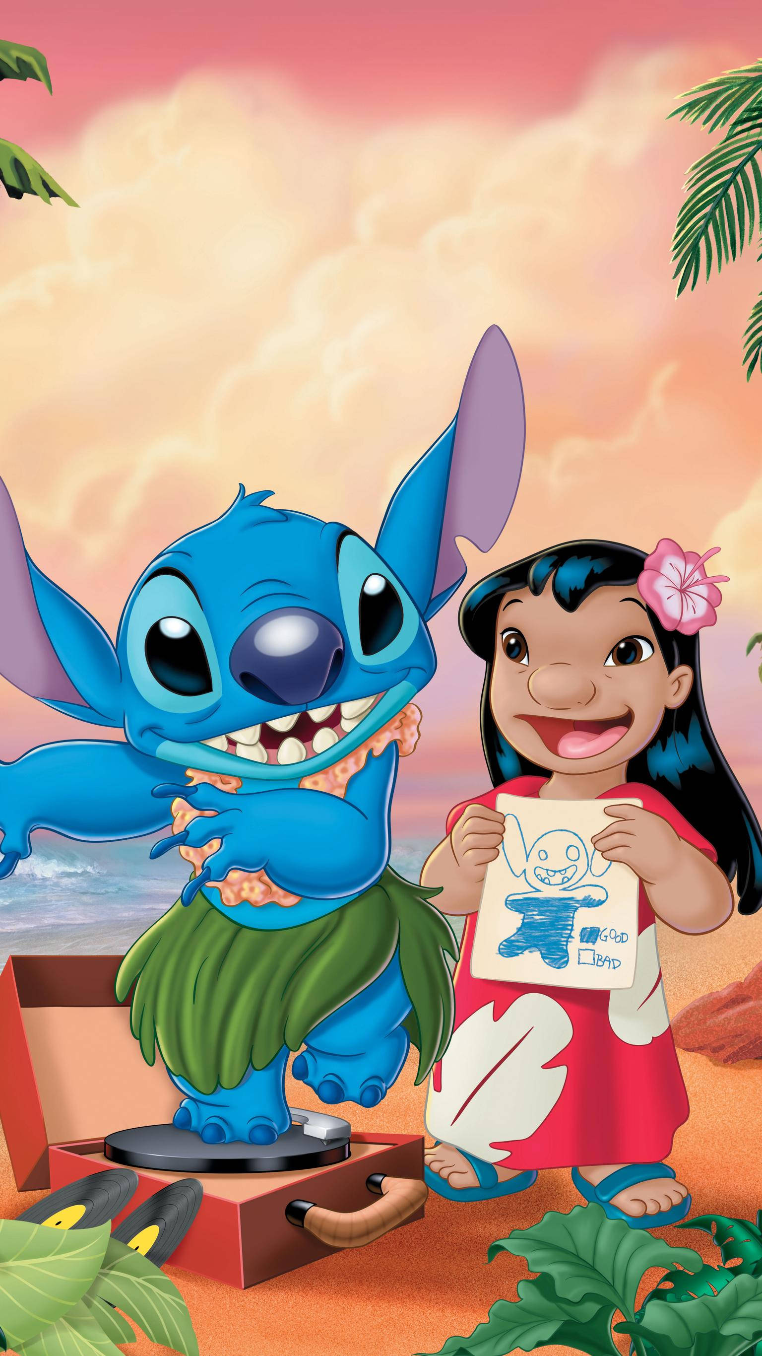 星際寶貝 桌布 壁紙 — Lilo 和 Stitch 在熱帶海灘上愉快地擺姿勢，背景有棕櫚葉和日落天空。