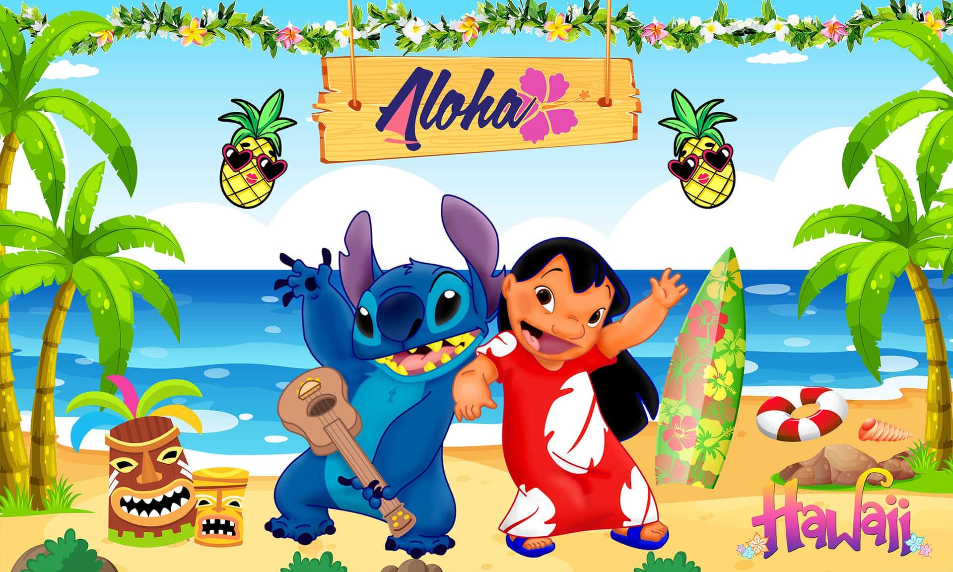 Lilo 和 Stitch 在陽光明媚的夏威夷海灘上跳舞，周圍有棕櫚樹和提基面具。 — 星際寶貝 壁紙