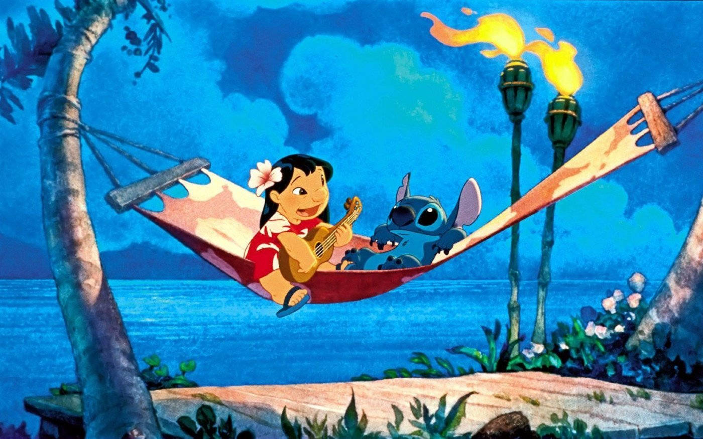 Lilo 和 Stitch 在吊床上於夜間的海灘上彈奏烏克麗麗。 — 星際寶貝 壁紙